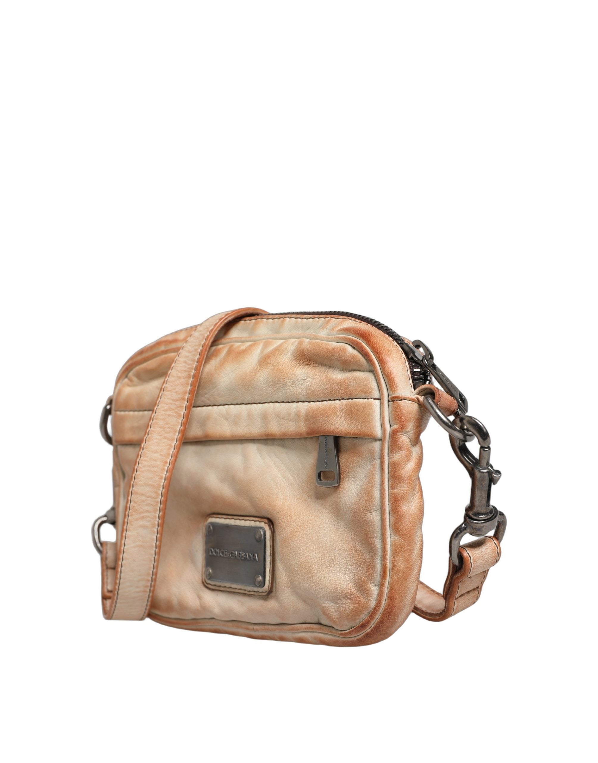 Sac à bandoulière vintage Dolce & Gabbana en cuir beige avec plaque logo pour homme, visible en détail dans l'image.