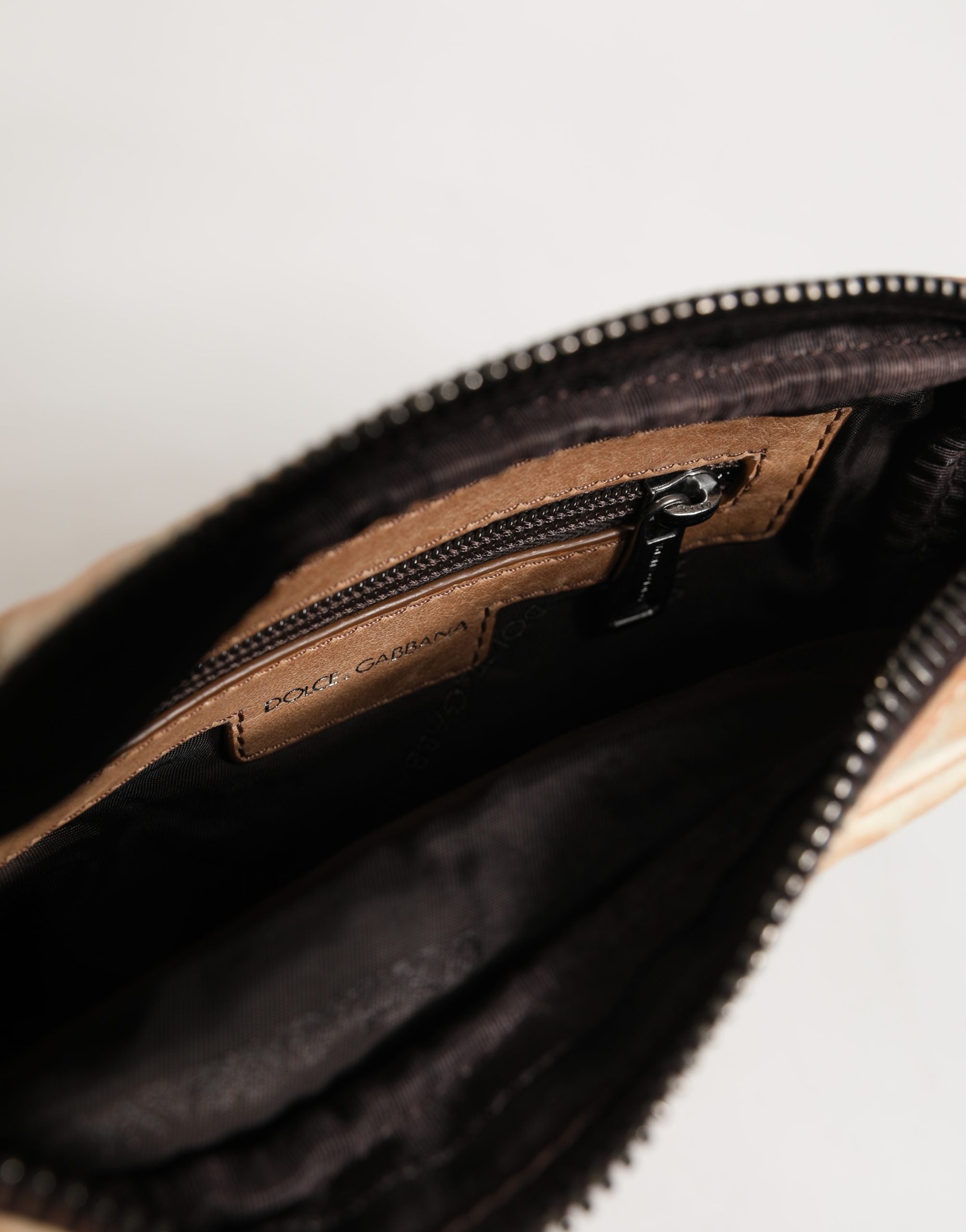 Sac à bandoulière vintage en cuir beige avec logo Dolce & Gabbana, sac pour homme, élégant et sophistiqué.