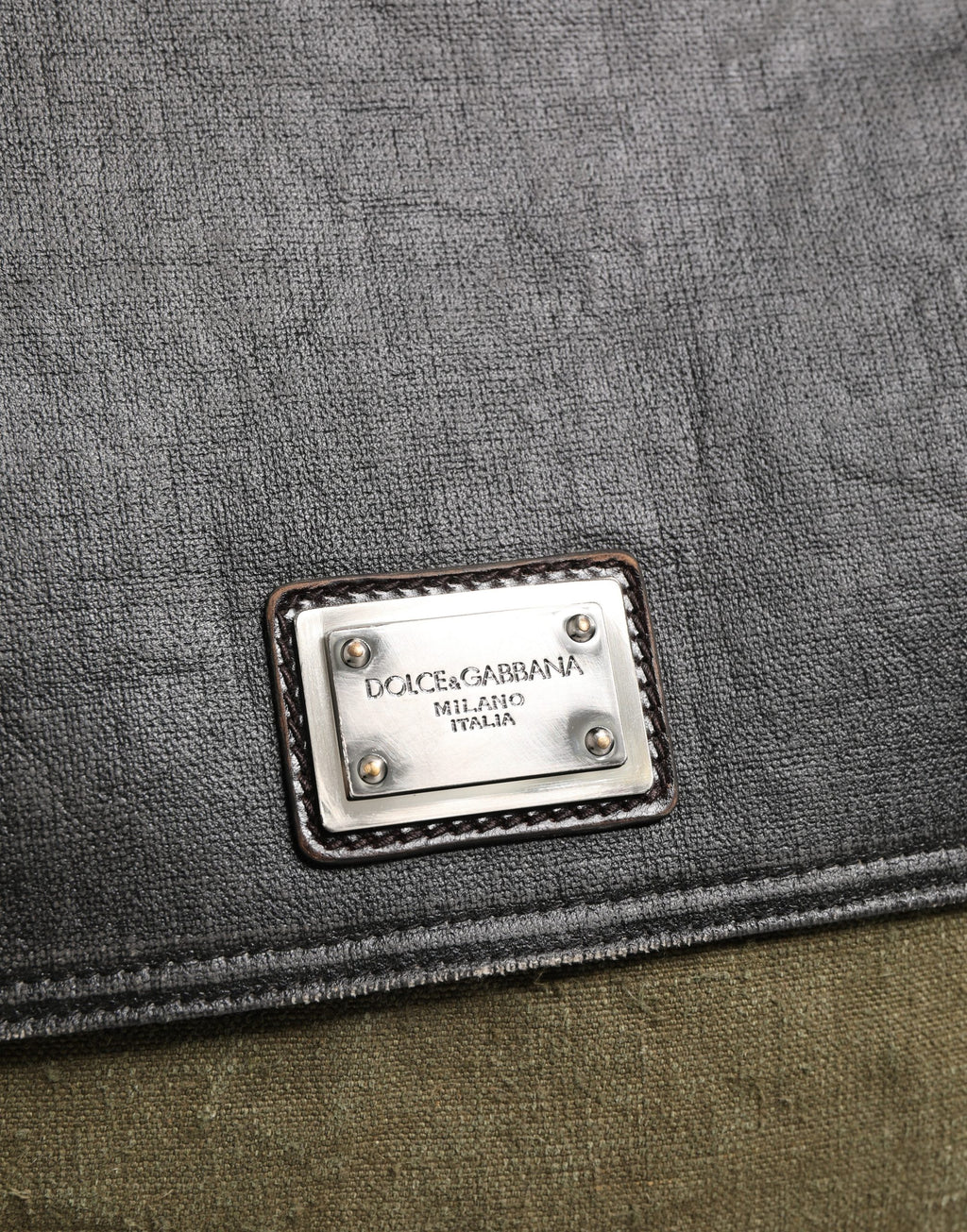 Sac à bandoulière militaire vert deux tons Dolce & Gabbana pour homme, avec poches et détails en cuir élégant.
