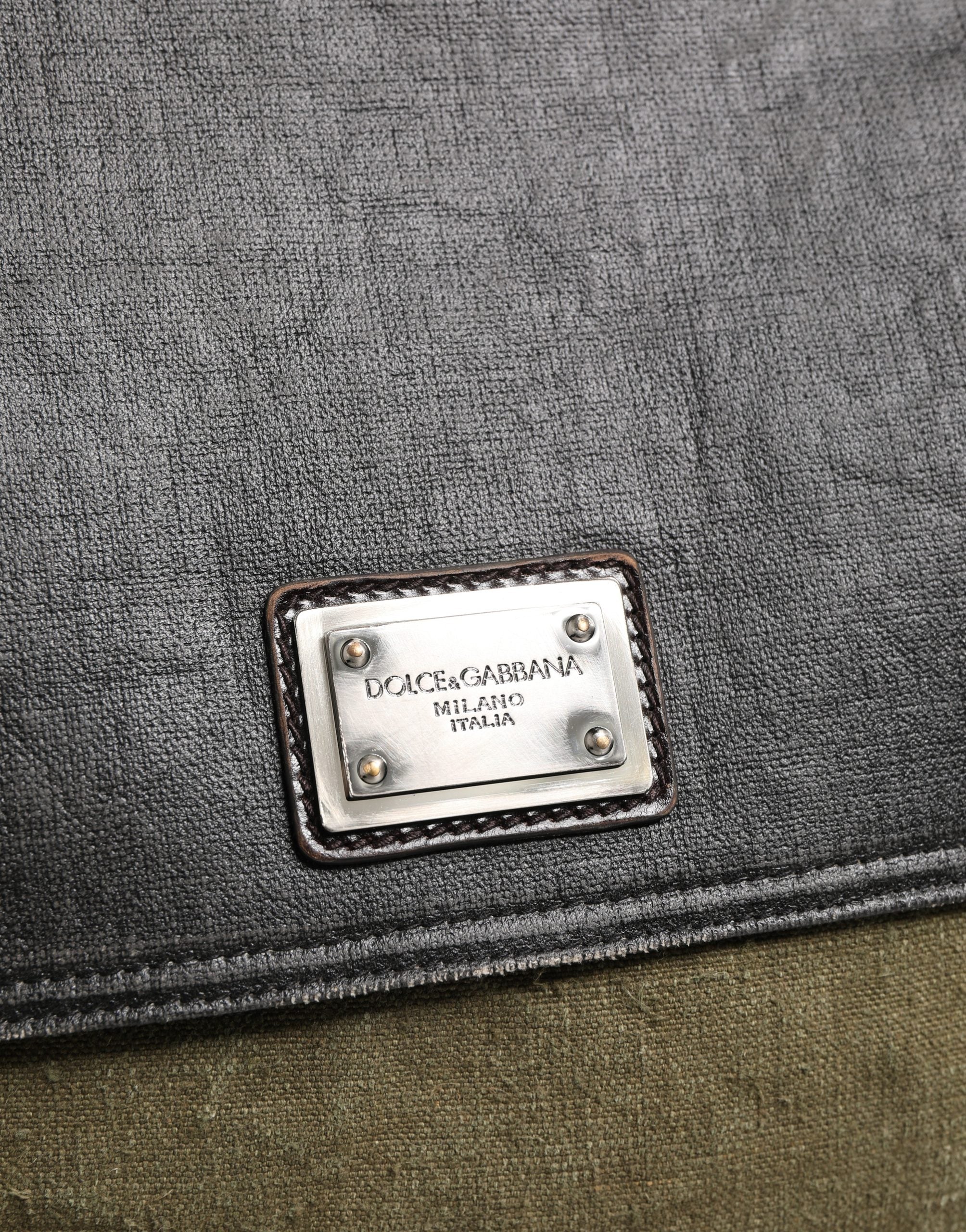 Sac à bandoulière militaire vert deux tons Dolce & Gabbana pour homme, avec poches et détails en cuir élégant.