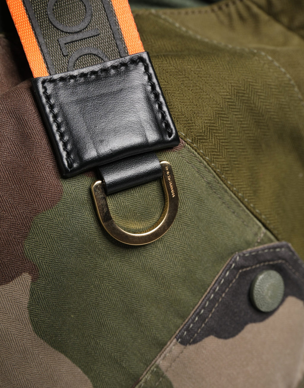 Sac à dos Dolce & Gabbana en patchwork vert militaire, style robuste et tendance pour hommes, vue de face avec détails visibles