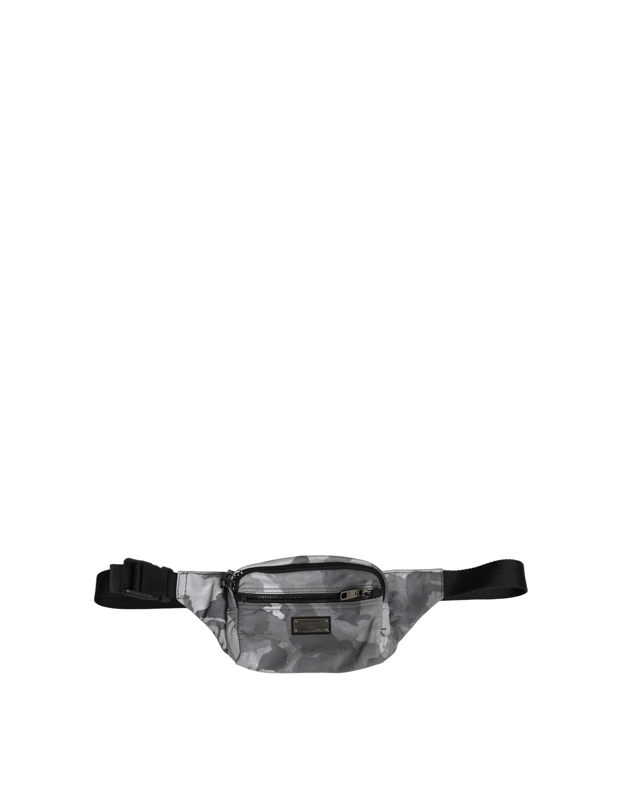 Sac banane Dolce & Gabbana en nylon noir avec motifs camouflage et plaque en laiton, portée à la taille.