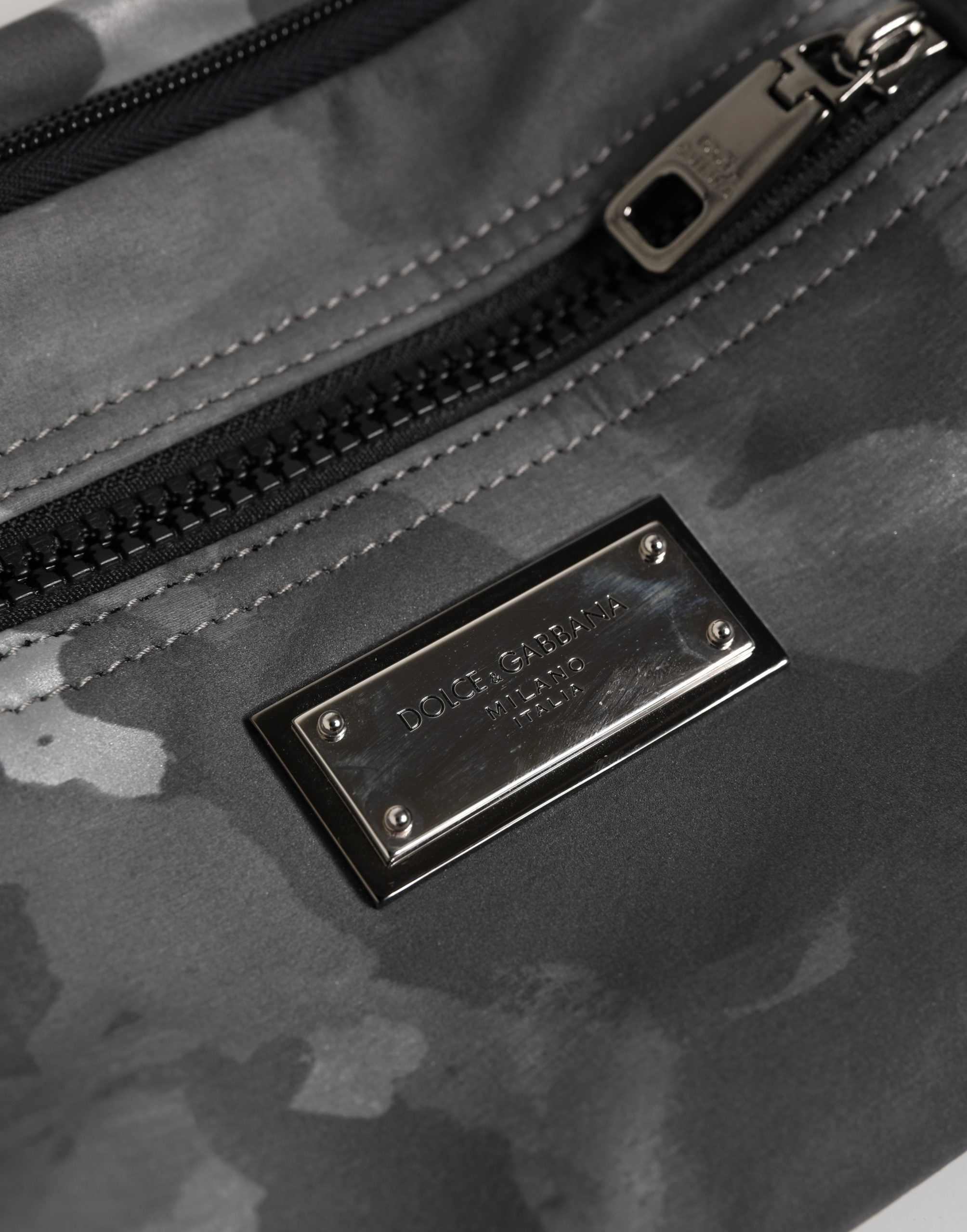Sac banane Dolce & Gabbana en nylon noir avec plaque en laiton et motif camouflage, style moderne et tendance.