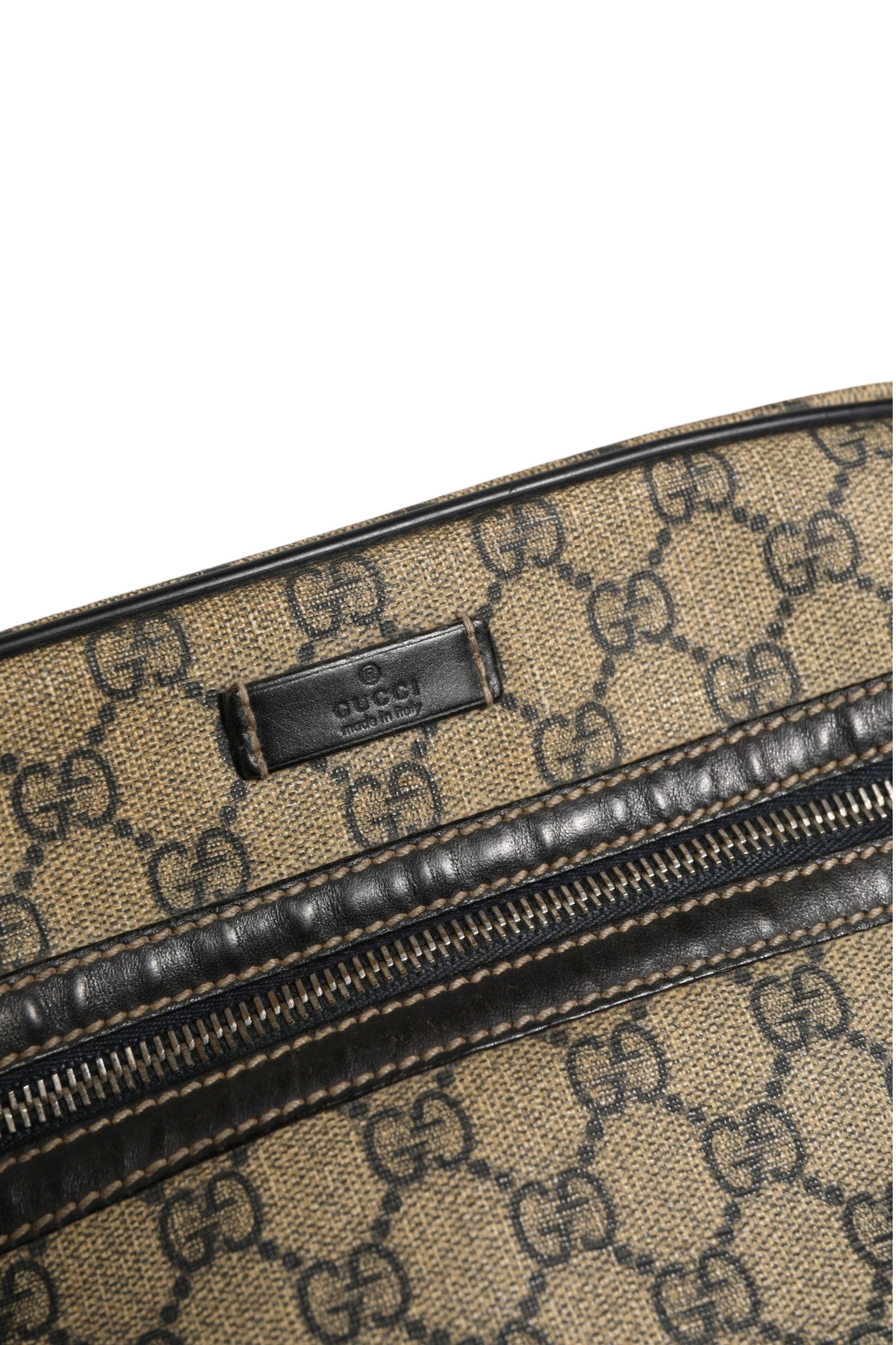Sac messenger Gucci Supreme en cuir avec logo emblématique, porté en bandoulière, style élégant et moderne.