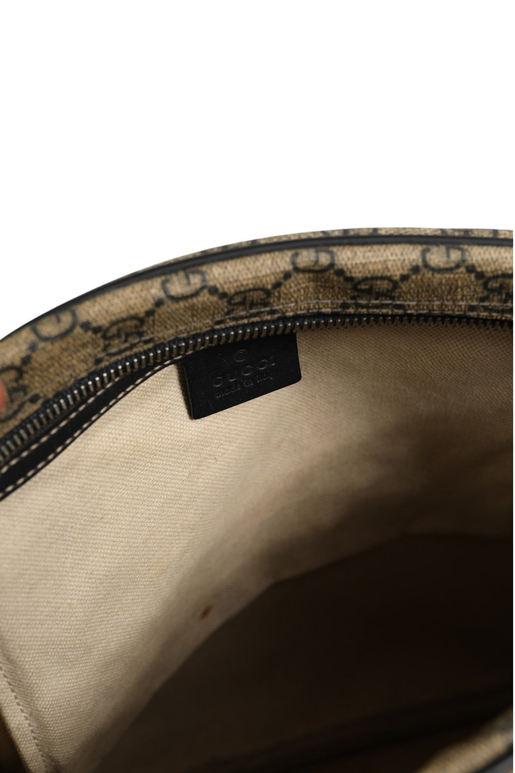 Sac à messenger Gucci Supreme en toile avec détails en cuir, portant le logo emblématique de la marque Gucci.