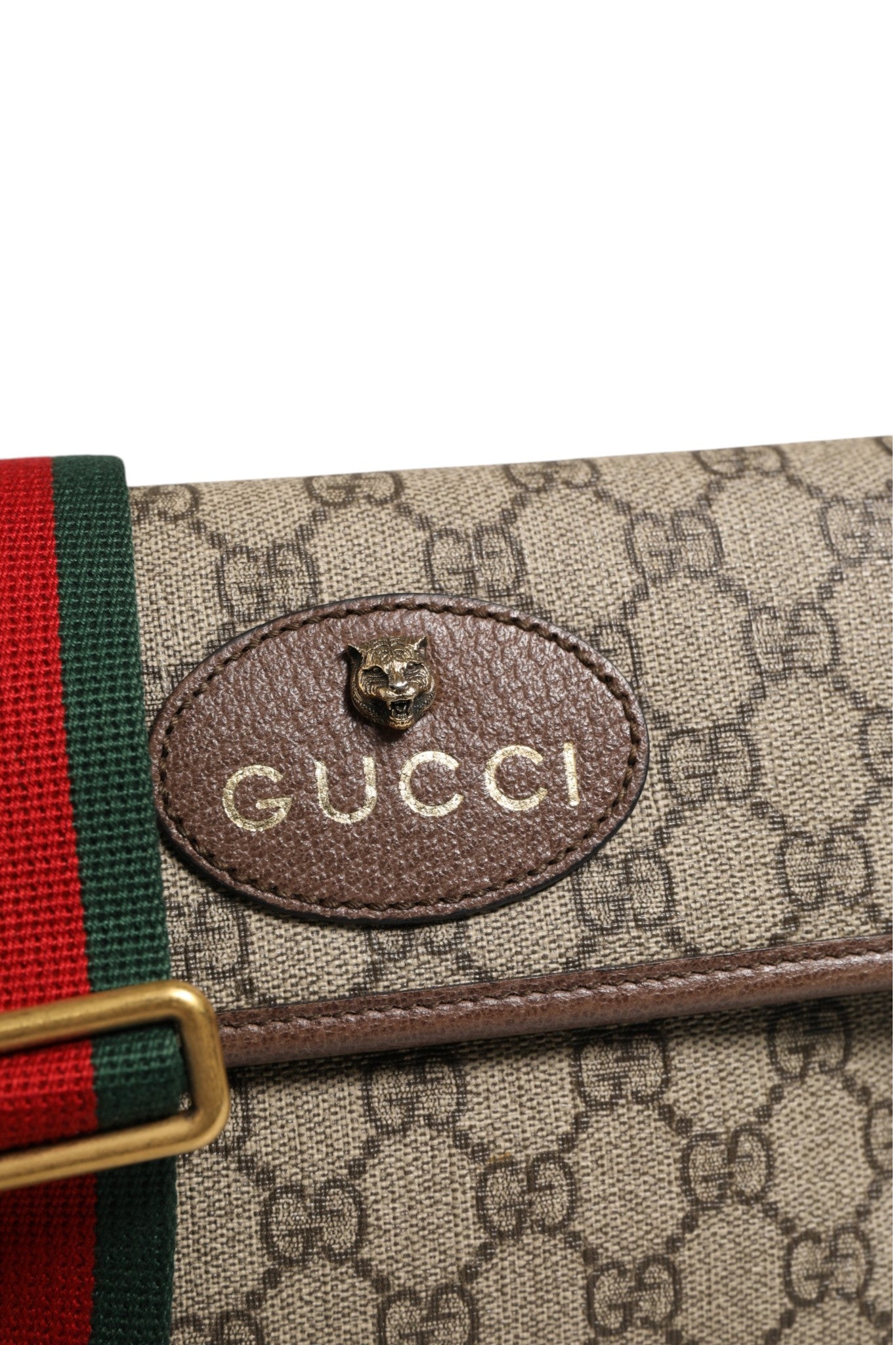 Sac banane Gucci Supreme Monogram Neo Vintage Web avec logo Gucci et détails en toile monogramme.