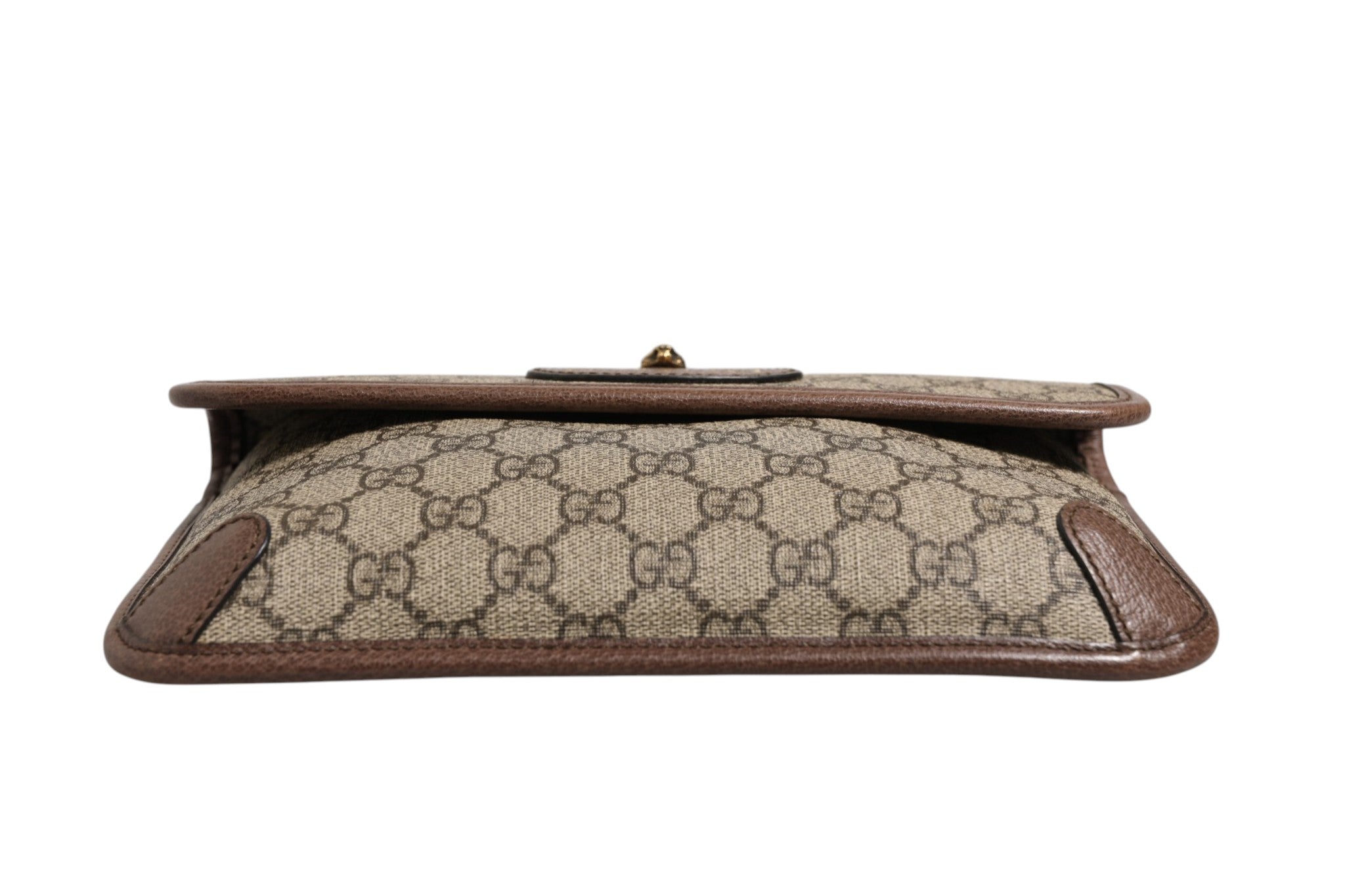 Sac banane Gucci Supreme Monogram Neo Vintage Web avec logo Gucci, matériaux durables et design emblématique.