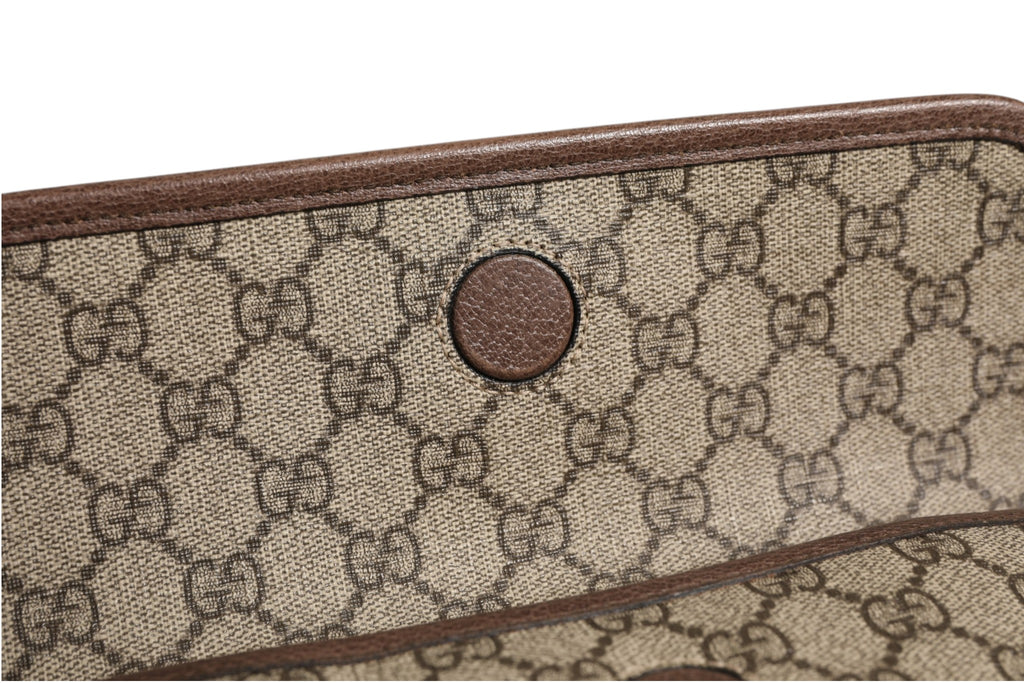 Sac banane Gucci Supreme Monogram Neo Vintage Web avec logo Gucci, motif monogramme et sangle en toile élégante.
