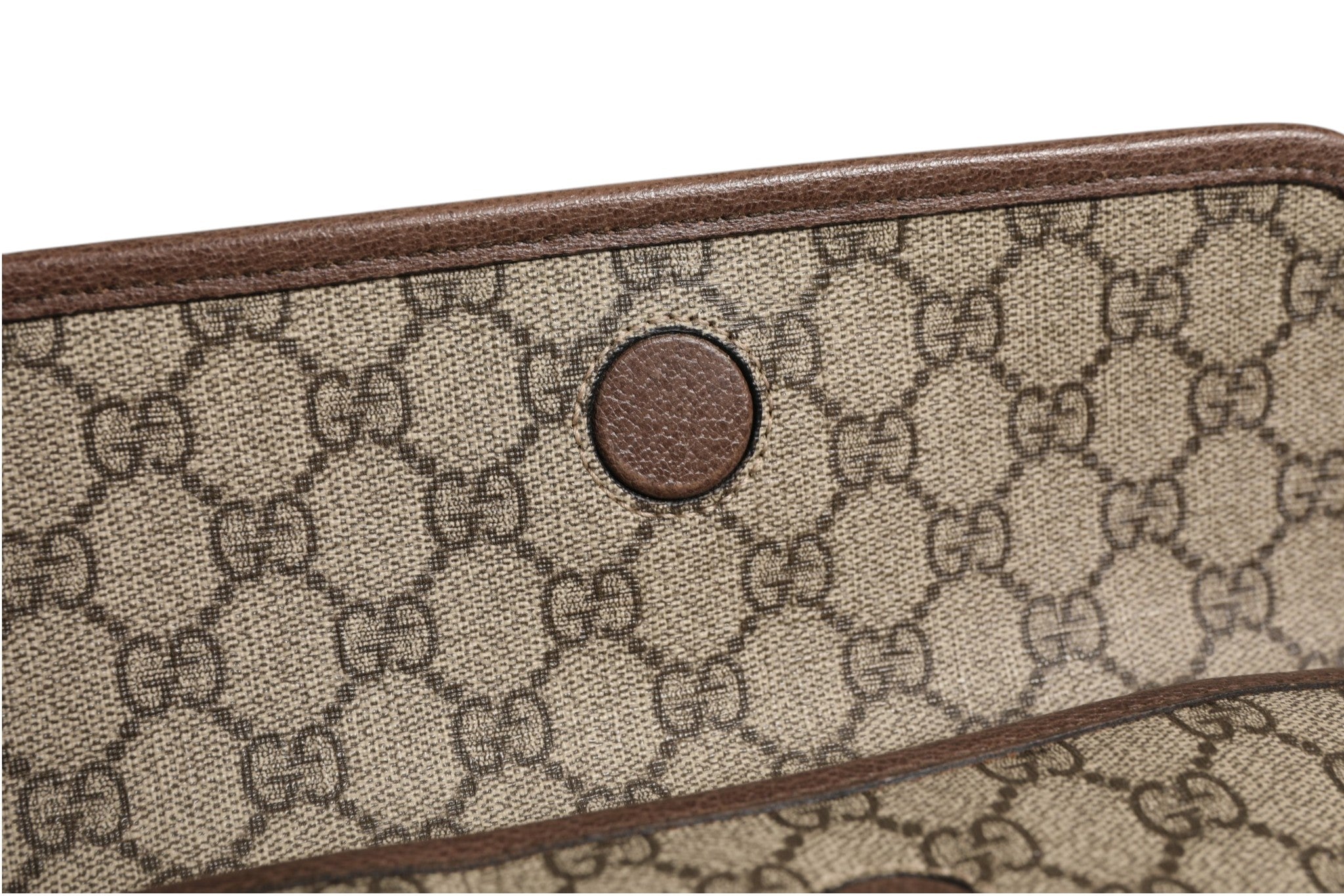 Sac banane Gucci Supreme Monogram Neo Vintage Web avec logo Gucci, motif monogramme et sangle en toile élégante.