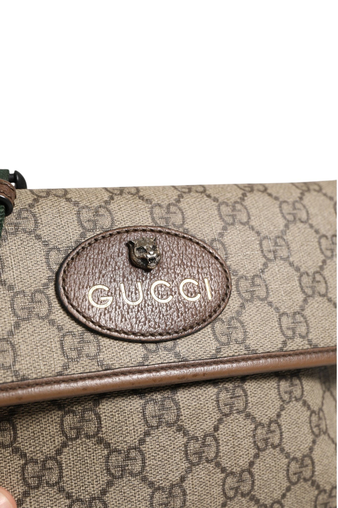 Sac à bandoulière Gucci Supreme Neo Vintage Web, design élégant avec logo Gucci et bandoulière en toile à motif Web.