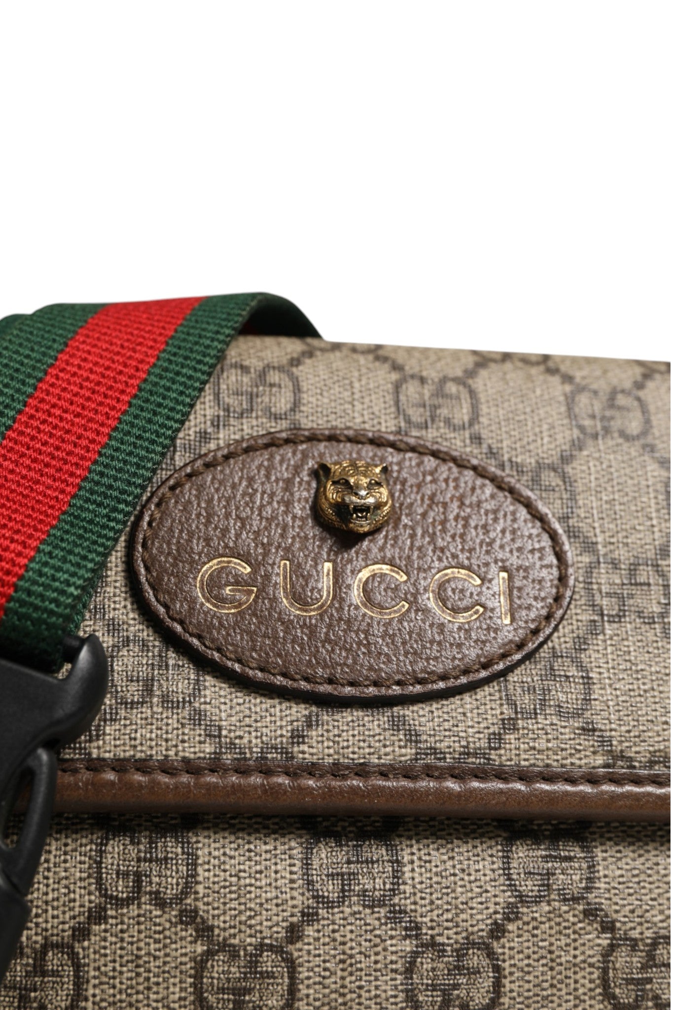 Sac banane en toile Gucci Supreme avec logo Gucci, fermeture éclair et bandoulière ajustable.