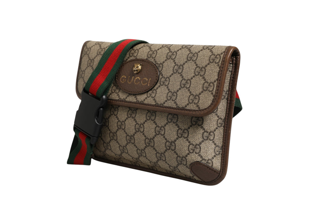 Sac banane en toile Gucci Supreme, avec logo Gucci, porté sur une personne, mettant en valeur le style tendance et le design élégant.