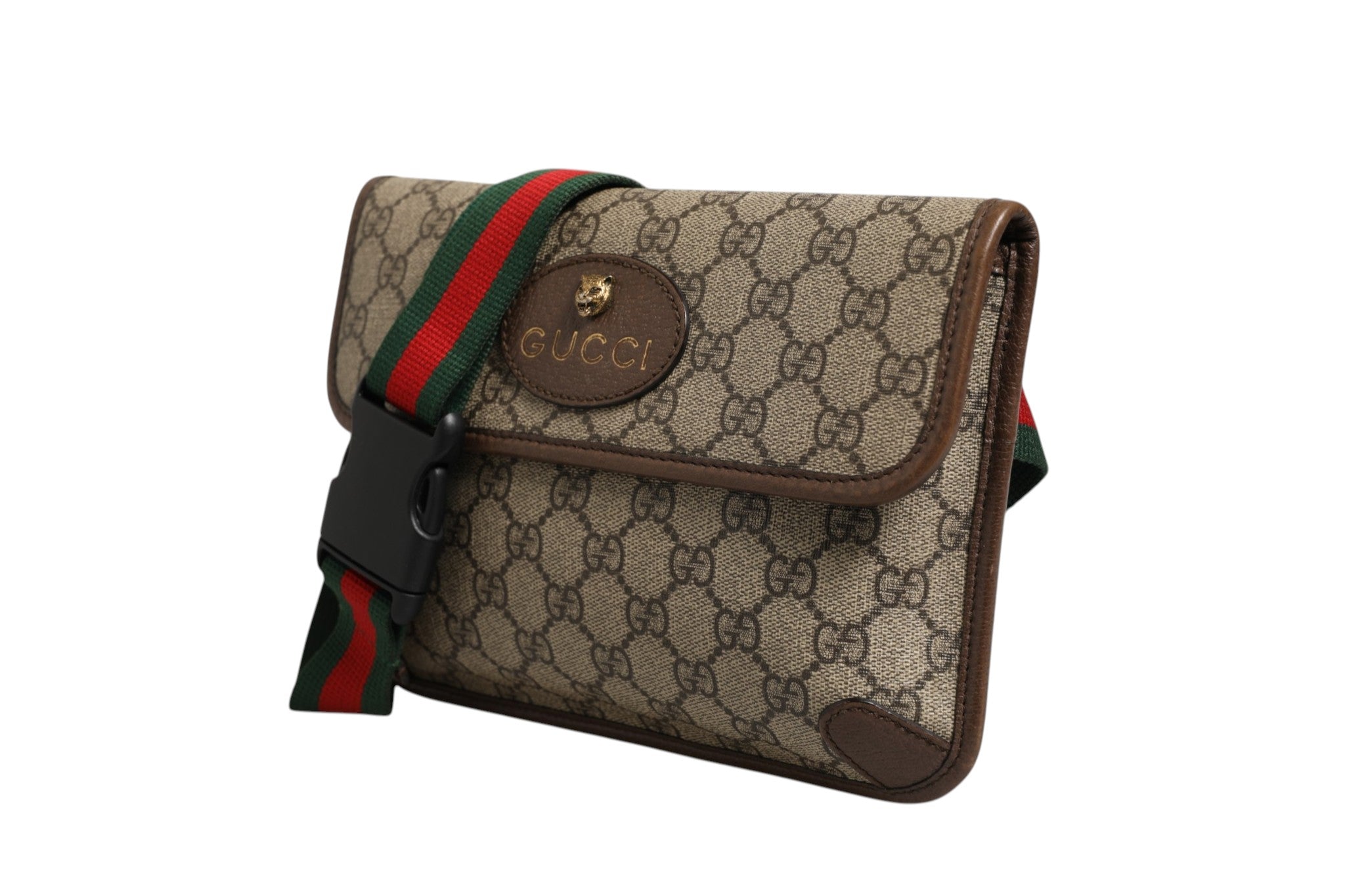 Sac banane en toile Gucci Supreme, avec logo Gucci, porté sur une personne, mettant en valeur le style tendance et le design élégant.