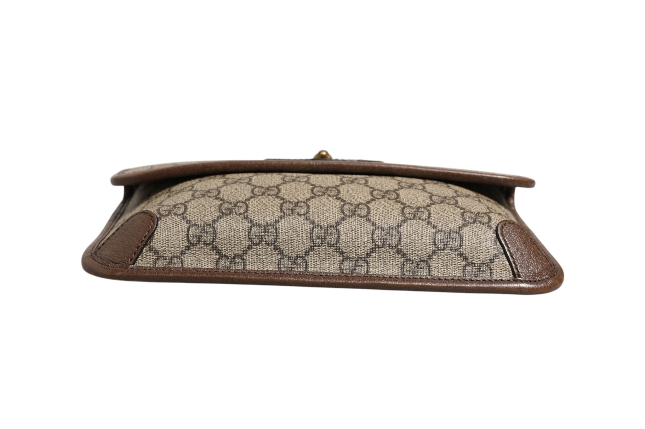 Sac banane en toile Gucci Supreme avec logo Gucci sur le devant, idéal pour un look pratique et tendance.