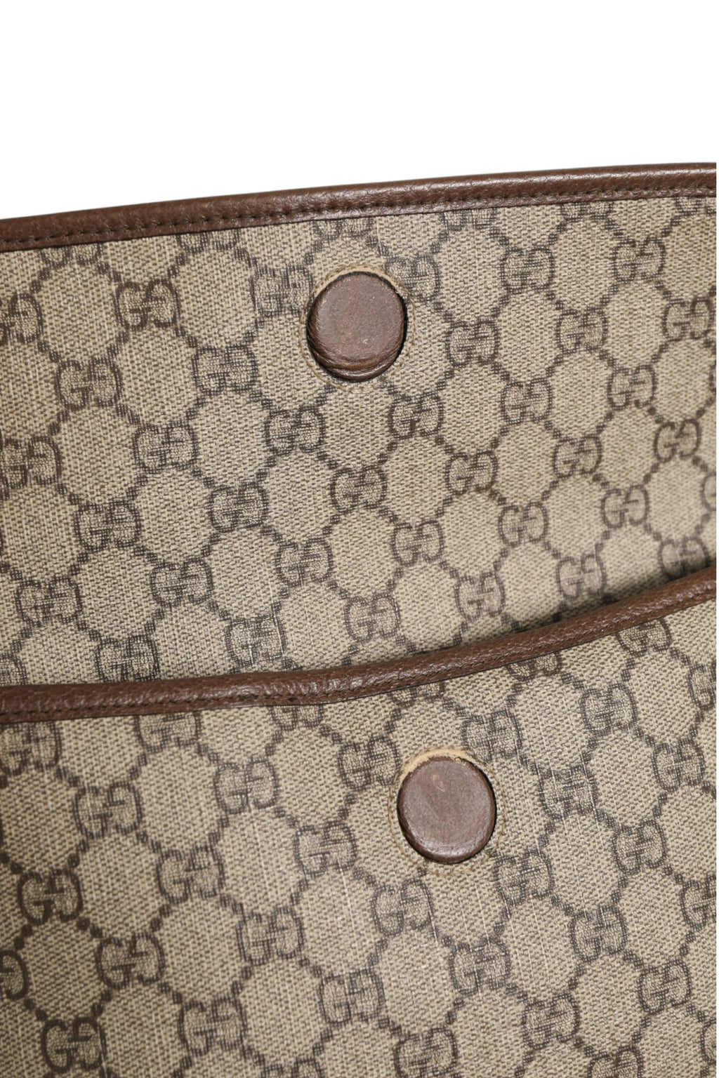 Sac banane en toile Gucci Supreme avec logo Gucci, porté en diagonale, visible en détail.