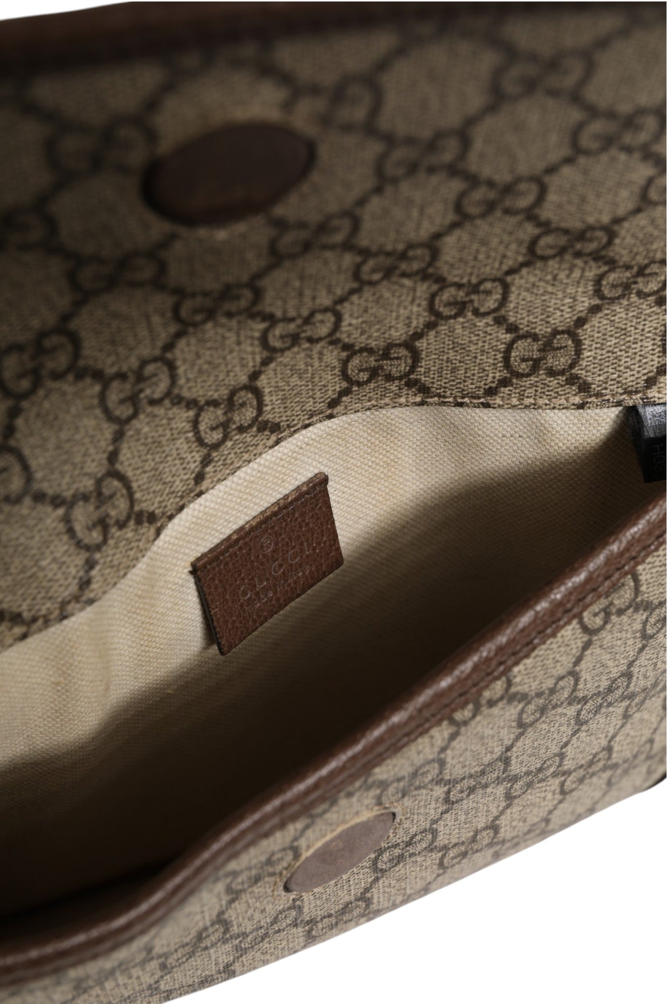 Sac banane en toile Gucci Supreme avec logo Gucci, fermeture zippée et bandoulière réglable.