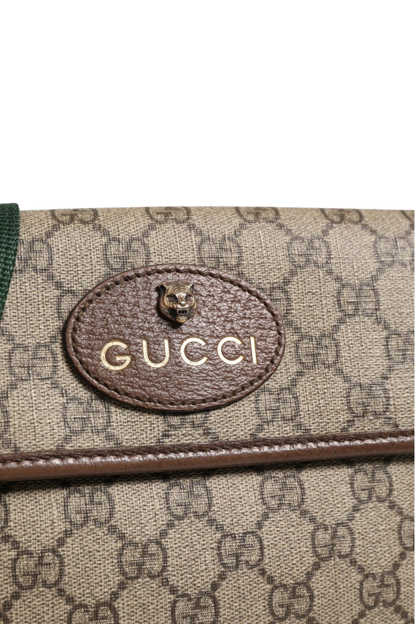 Sac banane Gucci Supreme Monogram Neo Vintage Web en cuir marron, avec logo emblématique et design élégant.