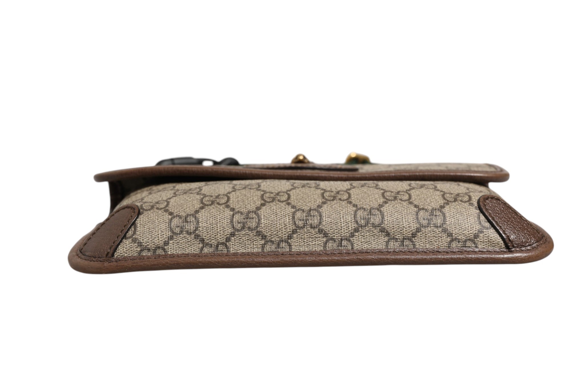 Sac banane Gucci Supreme Monogram Neo Vintage Web en cuir marron avec logo Gucci emblématique et détails en toile.