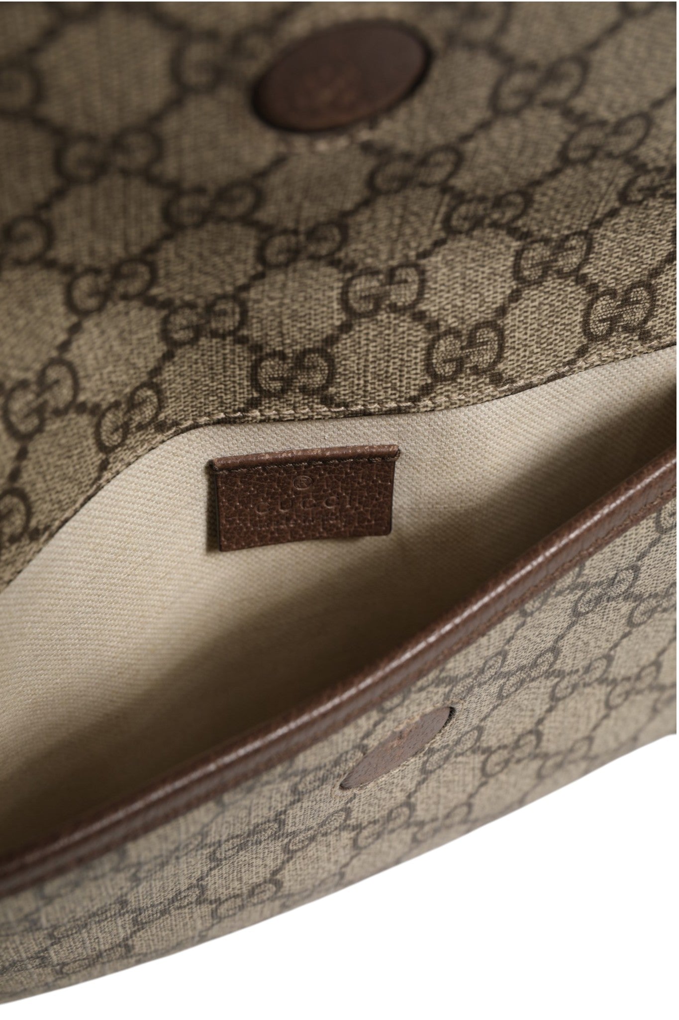 Sac banane Gucci Supreme Monogram Neo Vintage Web de couleur marron, avec logo Gucci et design élégant.