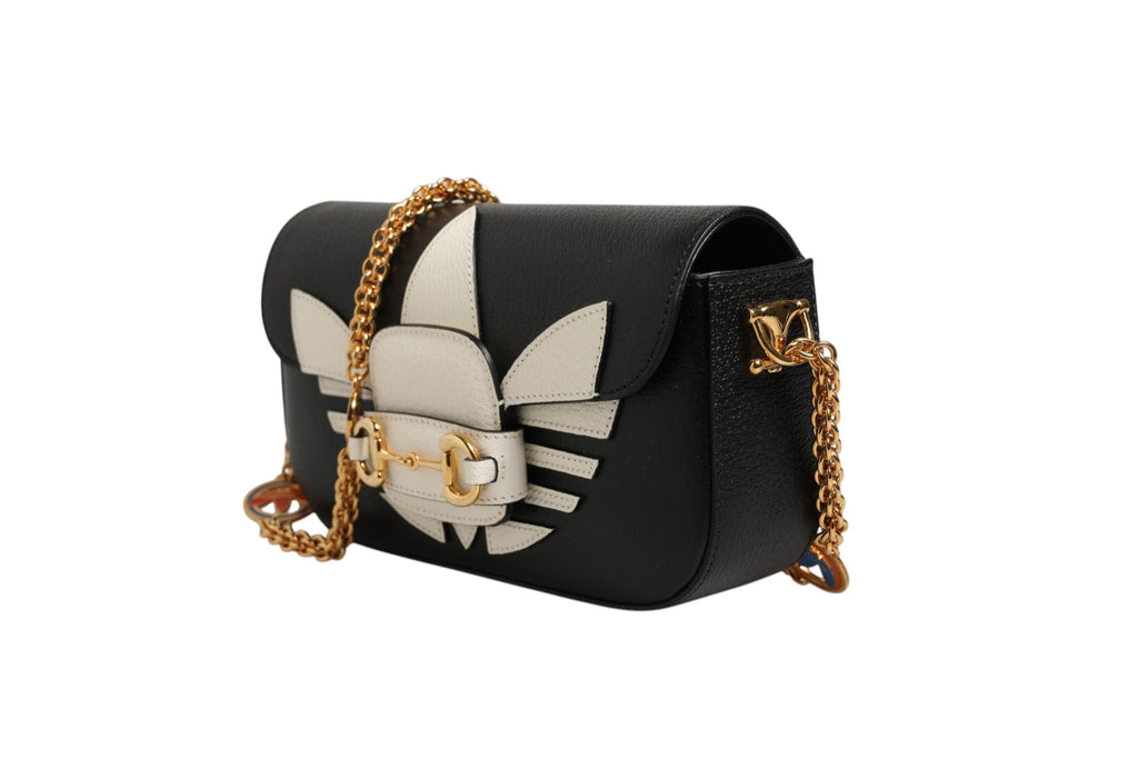 Sac à bandoulière Gucci Horsebit 1955 en cuir beige avec détails en métal doré et design élégant.