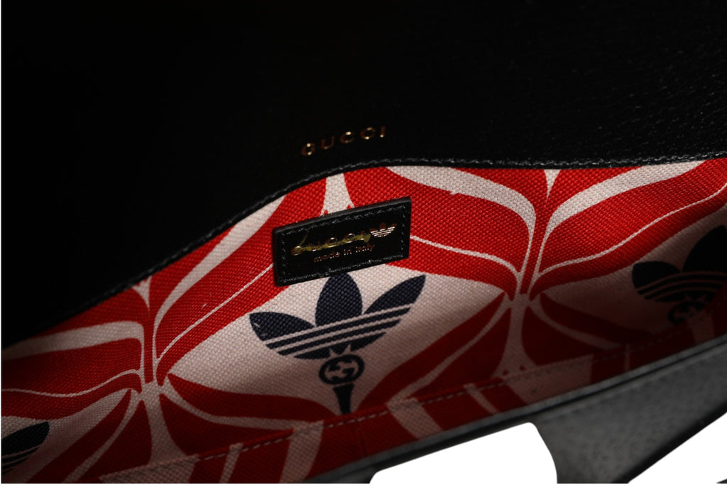 Sac à bandoulière Gucci Horsebit 1955 avec logo Gucci, en cuir beige et détails métalliques dorés.