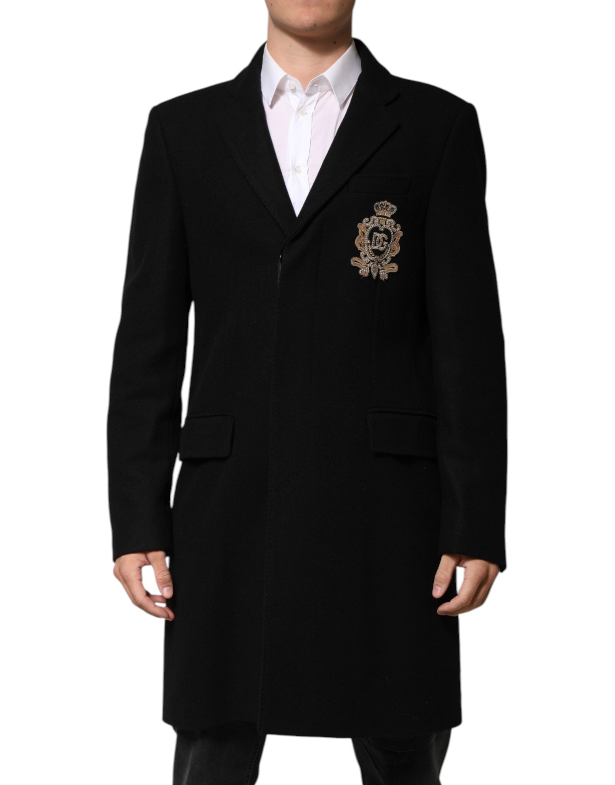 Veste noire Dolce & Gabbana avec patch héraldique, à simple boutonnage, vue de face.