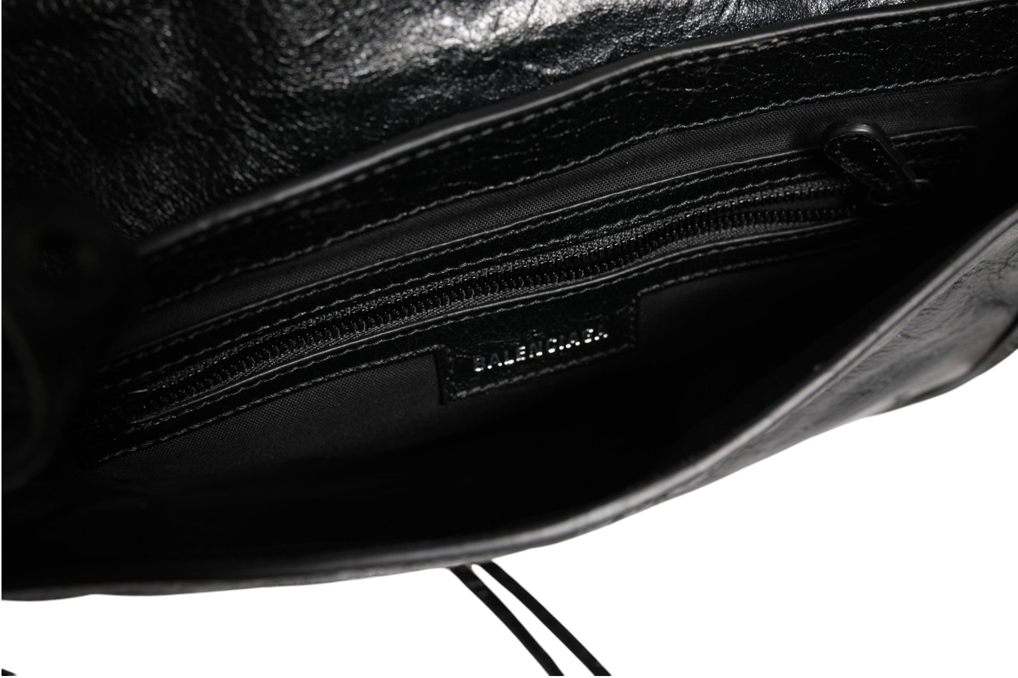 Sac à main Balenciaga Le Cagole XS Flap Bag en cuir, avec chaîne en métal et fermeture à rabat, vue en gros plan.