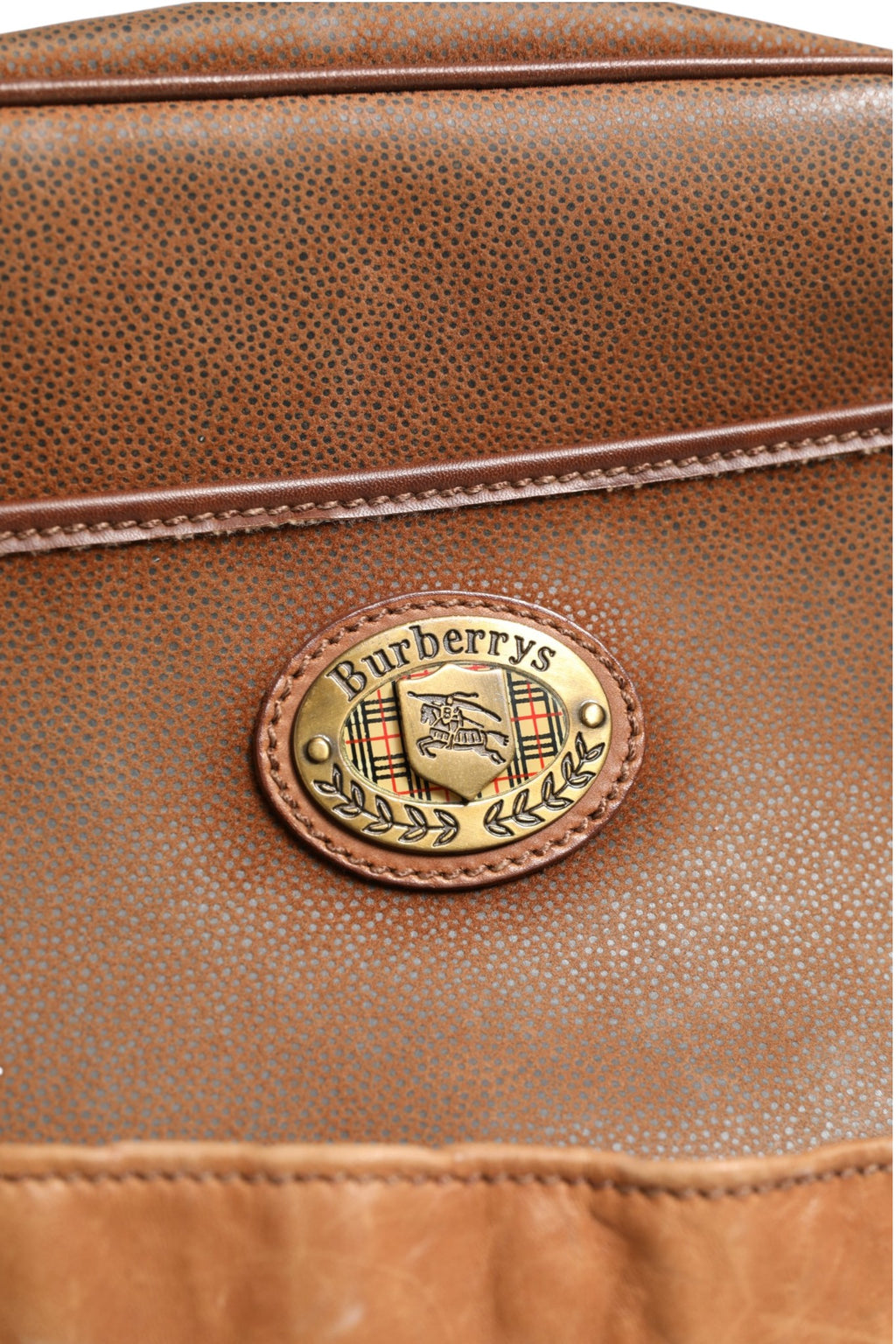 Sac bandoulière Burberry marron et doré avec logo emblématique et chaîne en métal, idéal pour un style élégant.