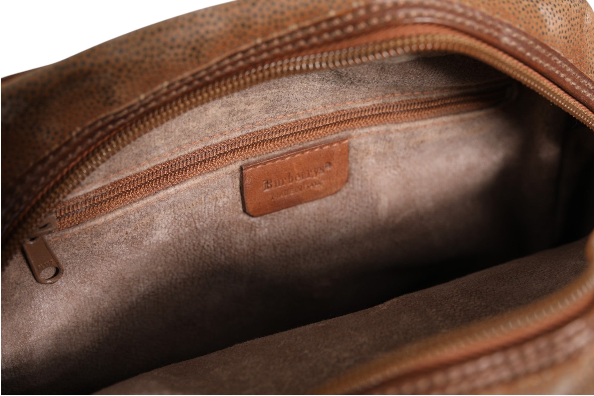 Sac bandoulière Burberry marron et or avec logo emblématique, en cuir avec détails métalliques élégants.