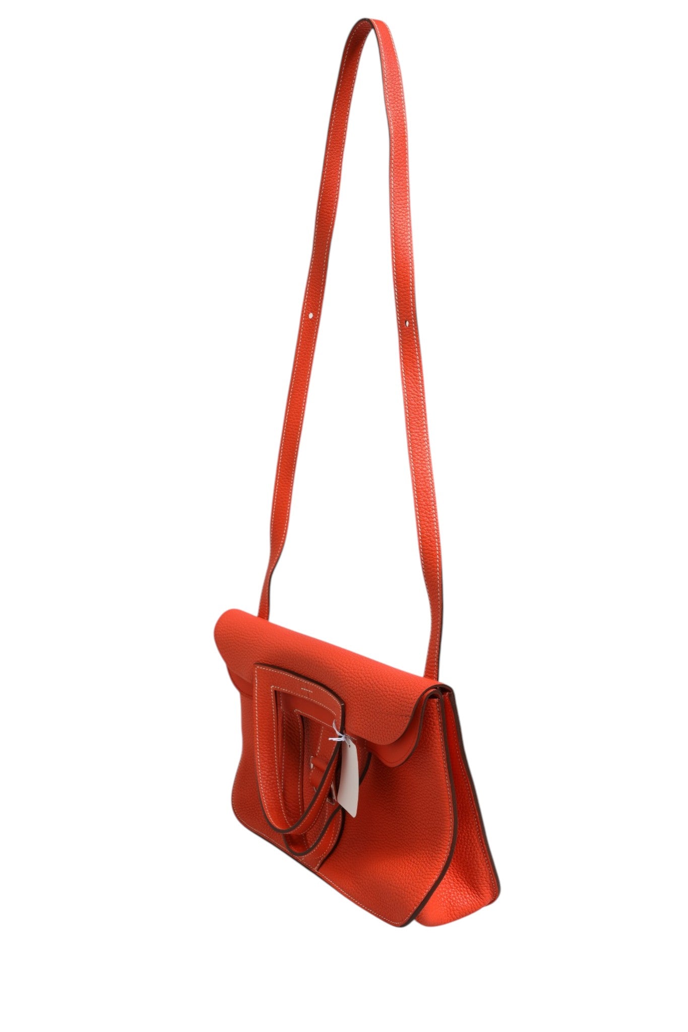 Sangle Hermès Halzan 31 en cuir Clemence Rouge Casaque avec détails en palladium, vue de face.