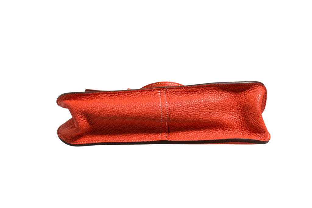 Sac Hermès Halzan 31 en cuir Clemence Rouge Casaque avec ferrures palladium, vue de face avec détails du sac.