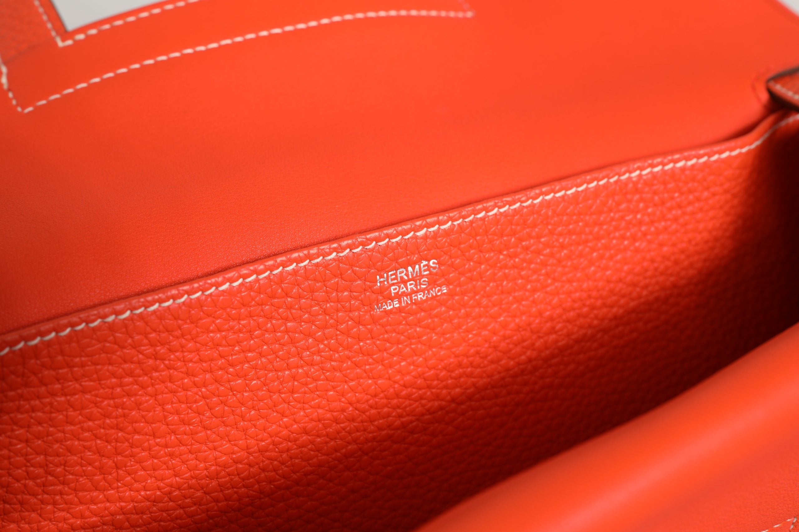 Sac Hermès Halzan en cuir Clemence Rouge Casaque avec hardware palladium, vue de face avec détails du produit.