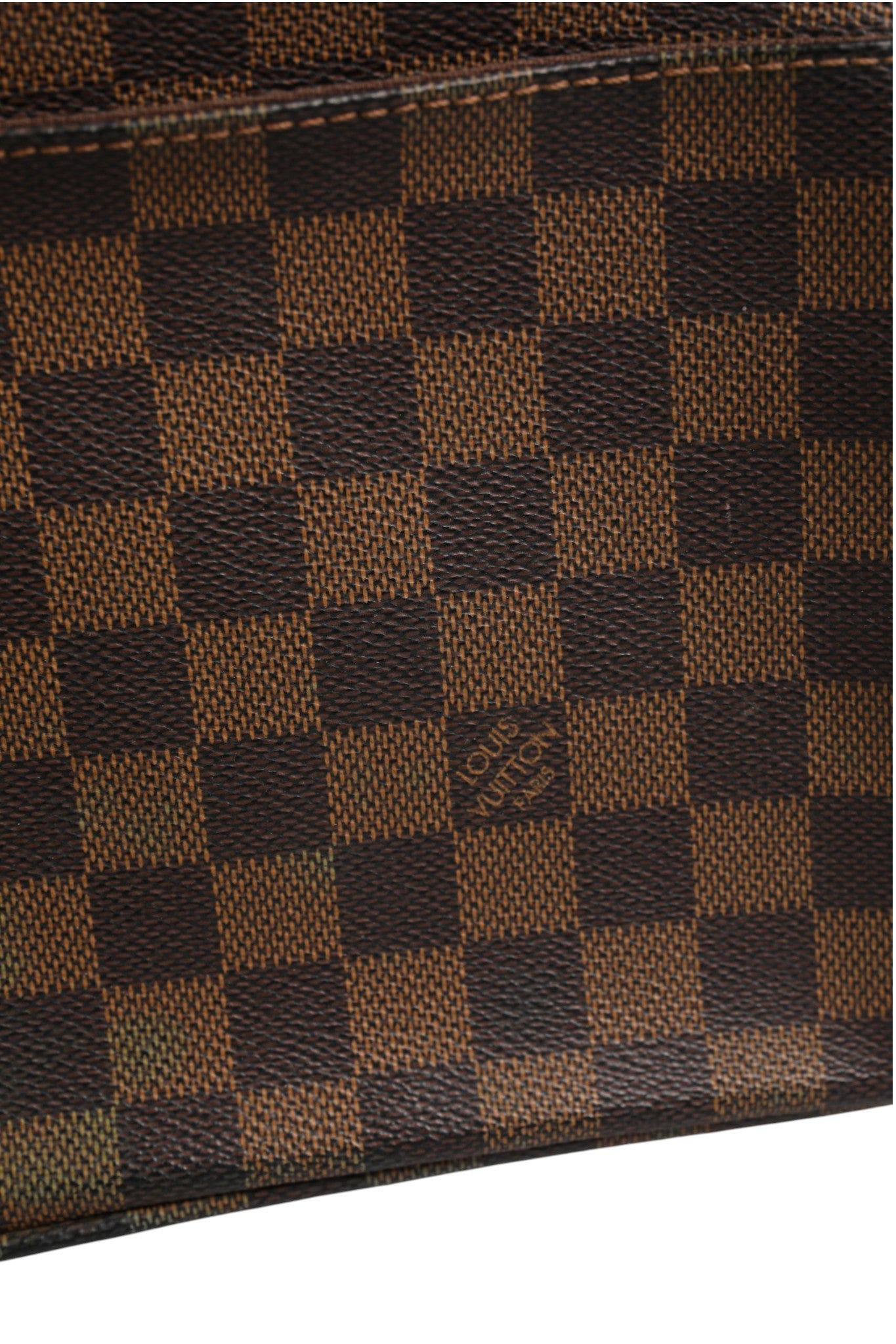 Sac messager Louis Vuitton Damier Ebene Olav PM avec motif à carreaux, cuir et bandoulière ajustable.