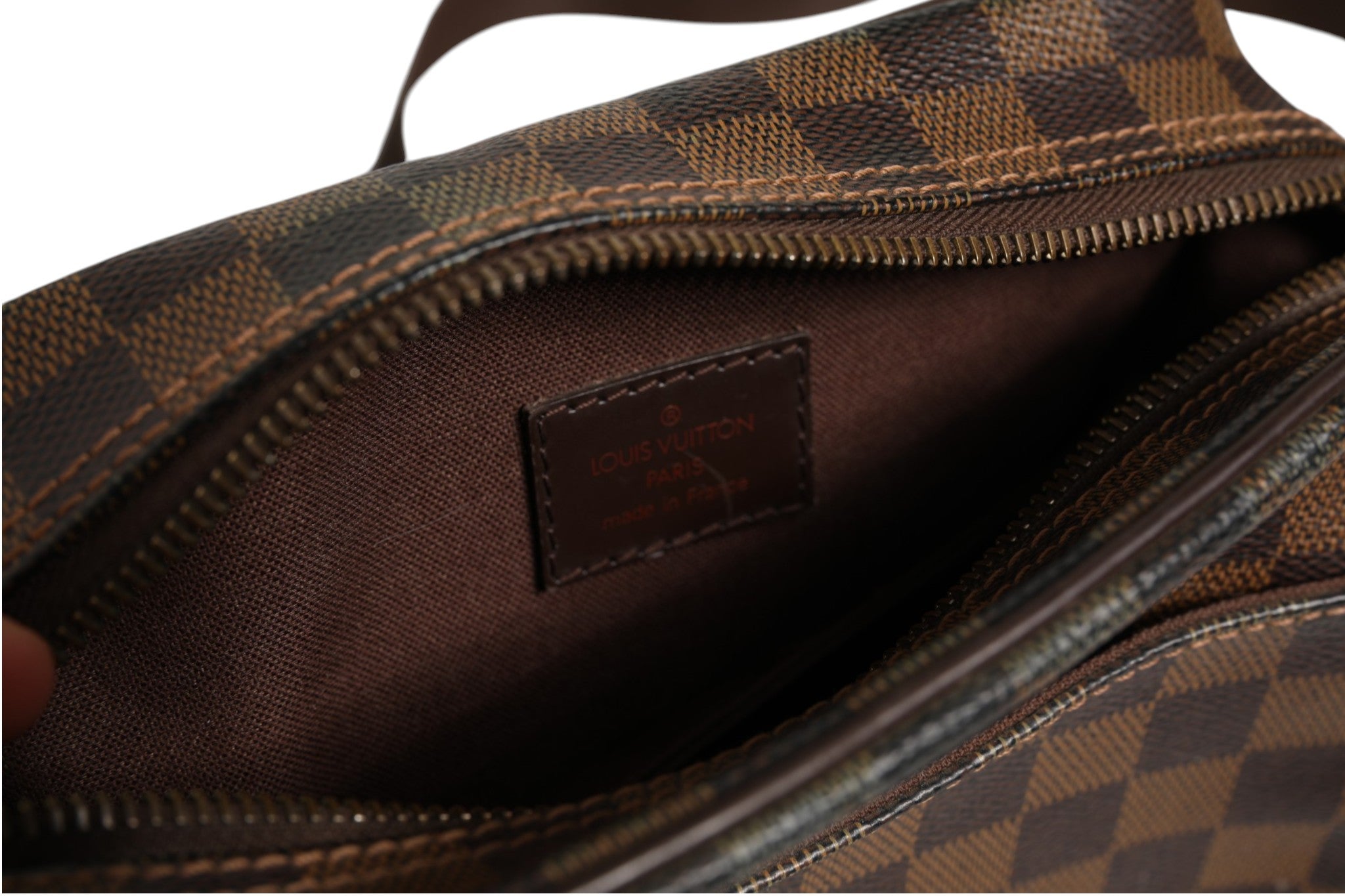 Sac messager Louis Vuitton Damier Ebene Olav PM avec motif à damier brun et cuir, vue de face avec poignée.