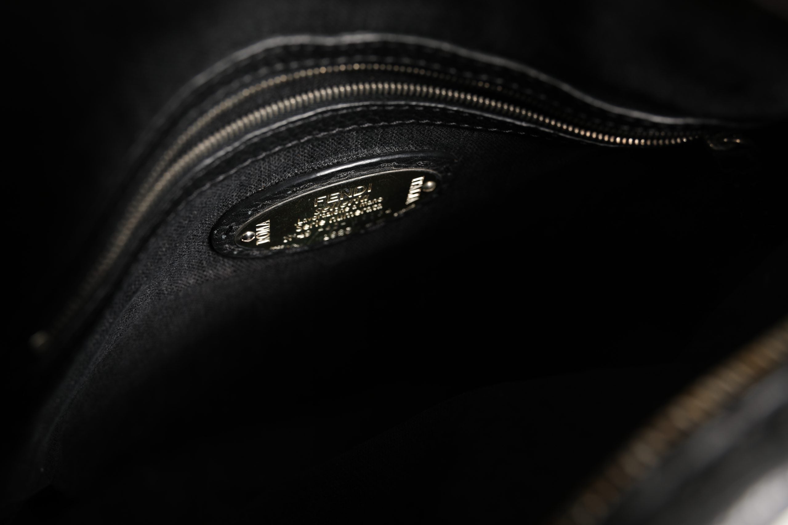 Sac à bandoulière Fendi Selleria en cuir, messenger élégant avec détails sophistiqués, parfait pour un style chic et pratique.
