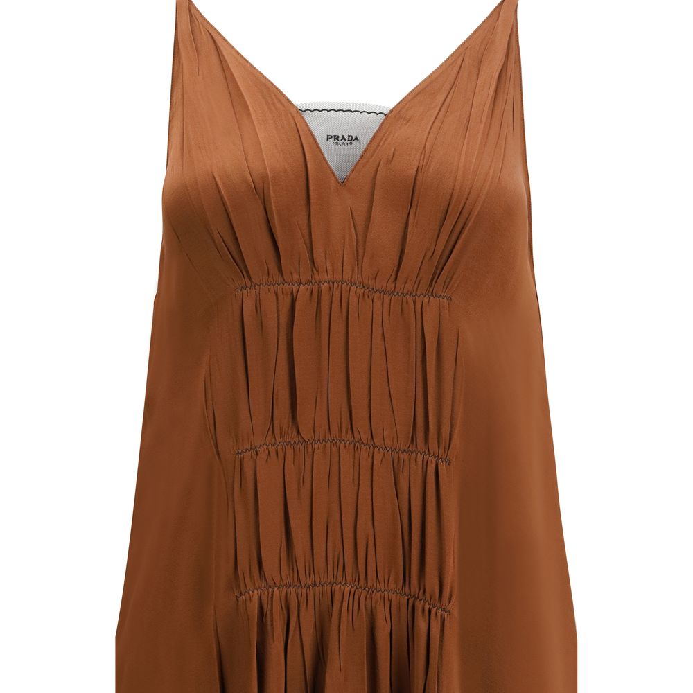 Robe de cocktail en acétate marron Prada avec coupe élégante et détails sophistiqués, vue de face sur mannequin.