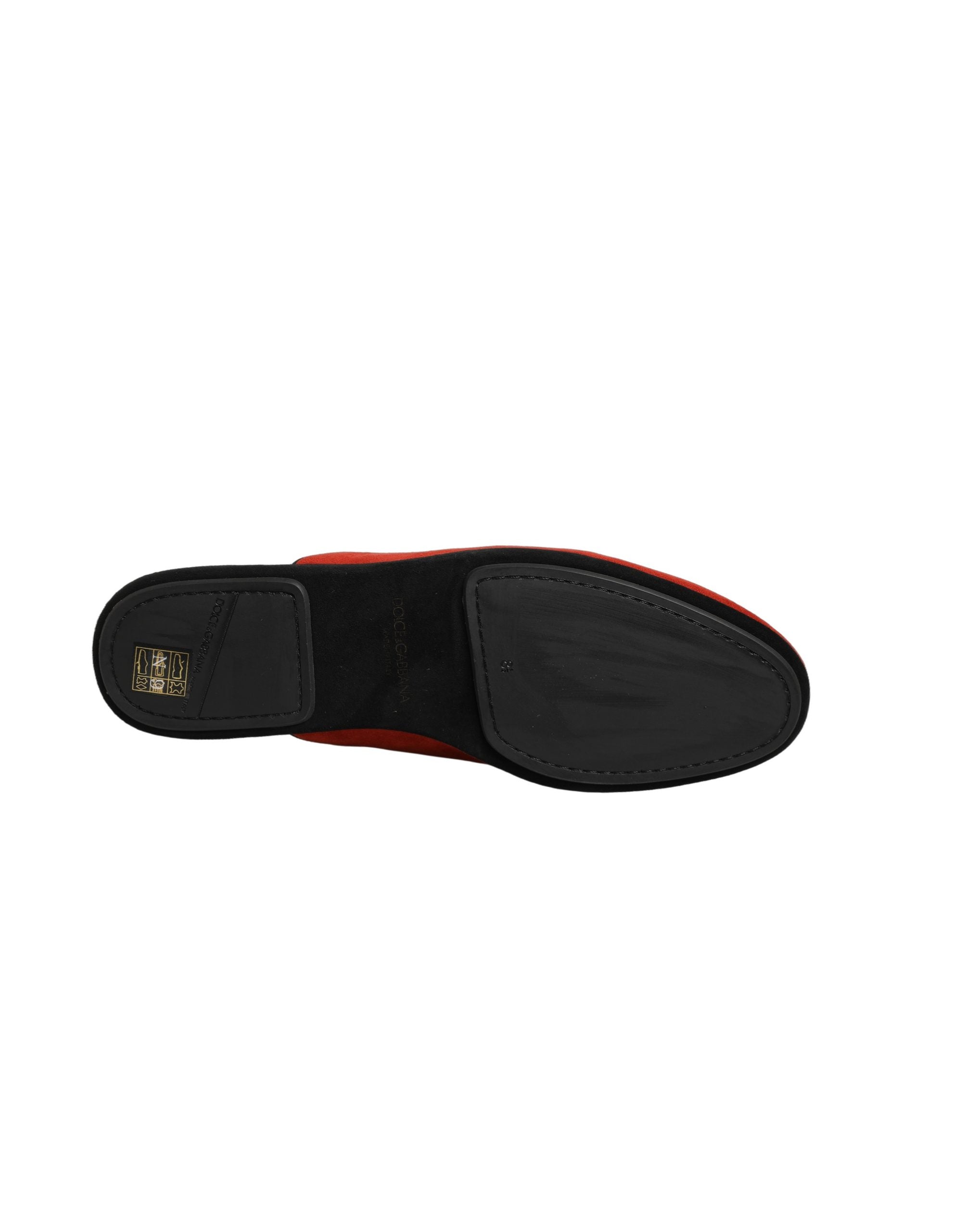 Chaussures slippers pour homme Dolce & Gabbana en daim rouge DG King, élégantes et confortables, vues de face sur fond blanc.