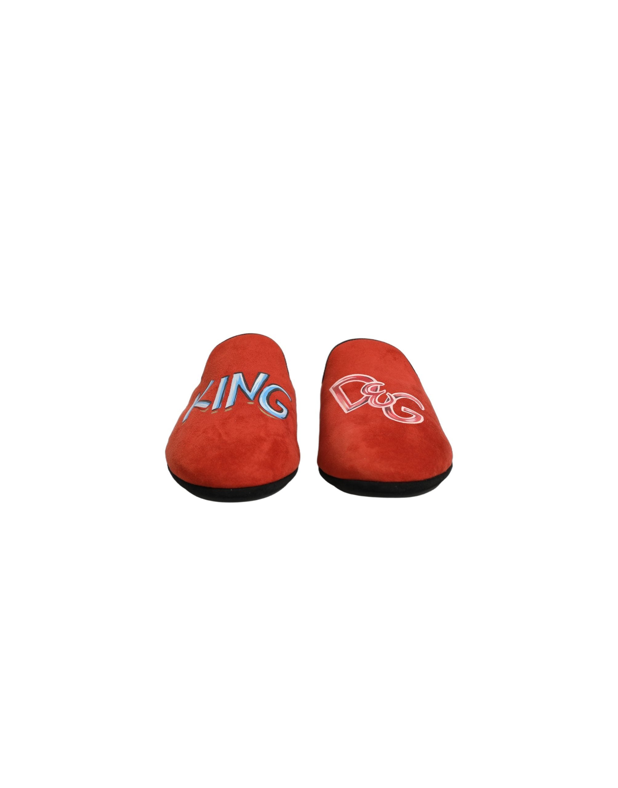 Chaussures maison en daim rouge Dolce & Gabbana DG King pour homme, slippers élégants et confortables.