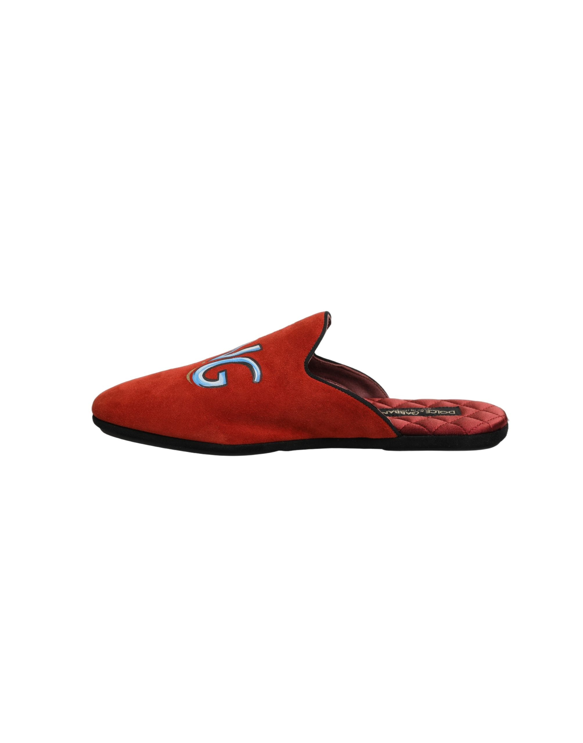 Chaussures maison en daim rouge Dolce & Gabbana DG King pour homme, chaussons élégants et confortables.
