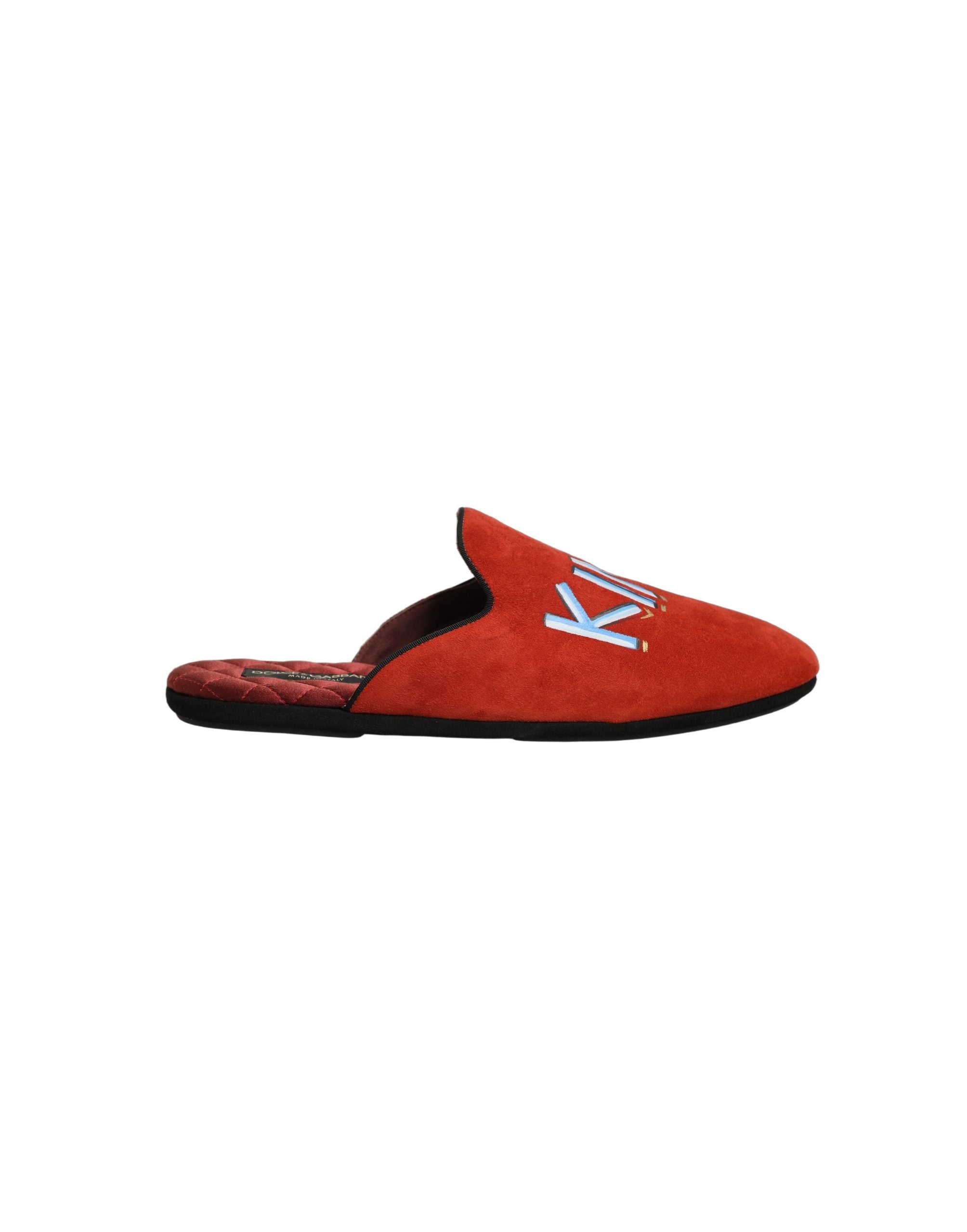 Chaussures maison en daim rouge Dolce & Gabbana DG King pour homme, pantoufles élégantes avec logo en relief.