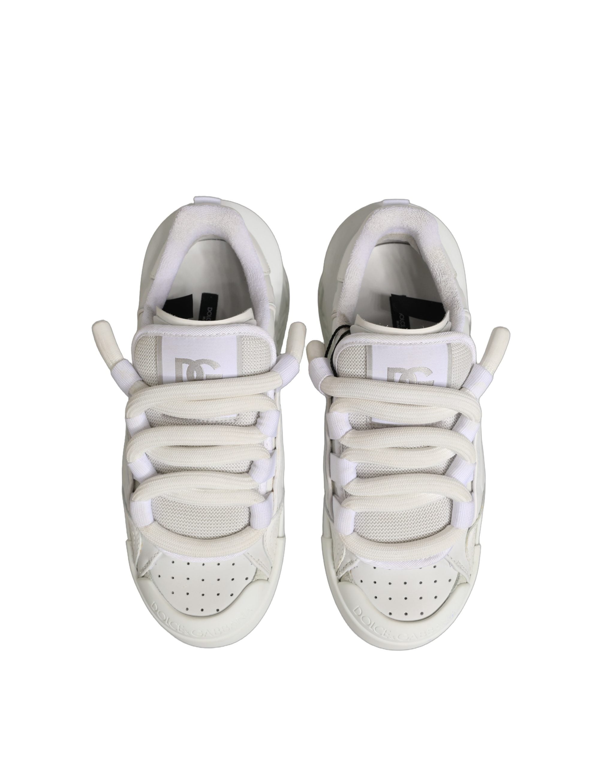 Chaussures basses en cuir de veau blanc Dolce & Gabbana, sneakers élégants avec design épuré et semelle blanche.