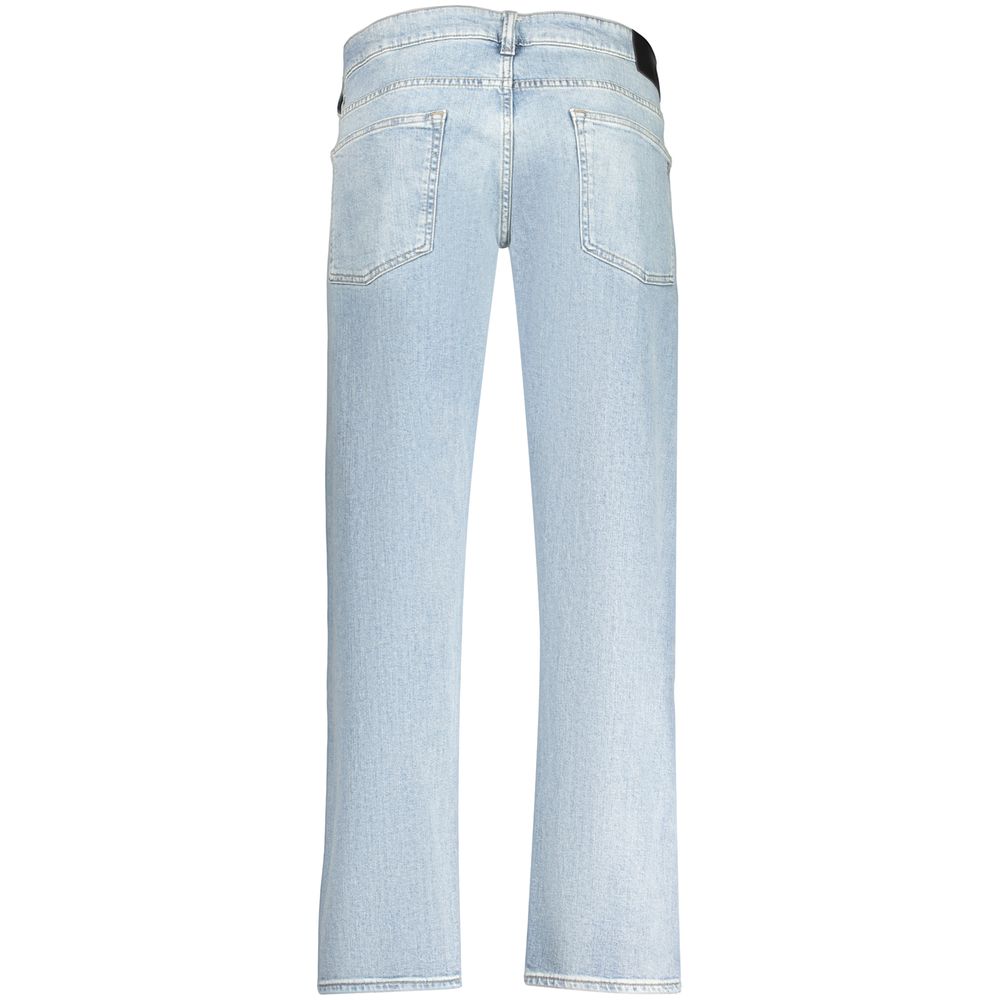 Jeans homme Hugo Boss Azzurro Cotone avec coupe classique, denim bleu clair, détails de couture et fermeture éclair visible.