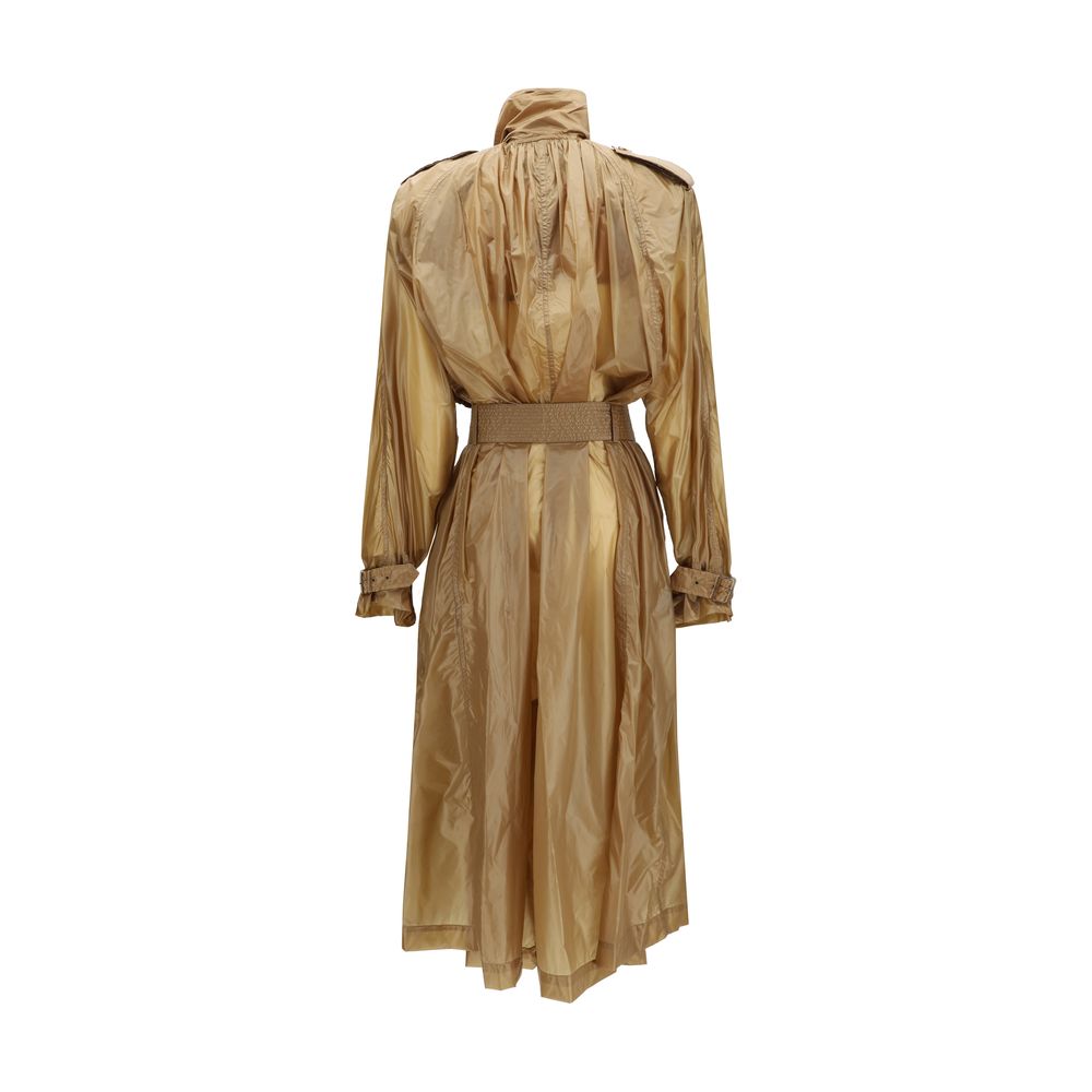 Trench-coat beige en polyamide de Saint Laurent, coupe élégante, porté sur un mannequin.