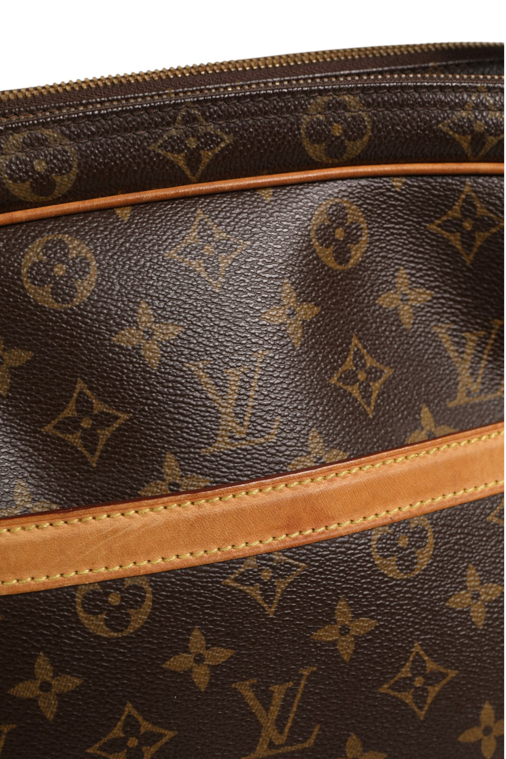 Sac Louis Vuitton Monogram Reporter GM en cuir avec motif emblématique, bandoulière ajustable et compartiments spacieux.