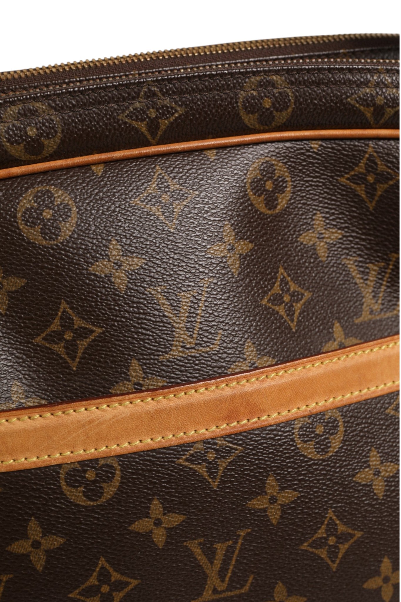 Sac Louis Vuitton Monogram Reporter GM en cuir avec motif emblématique, bandoulière ajustable et compartiments spacieux.
