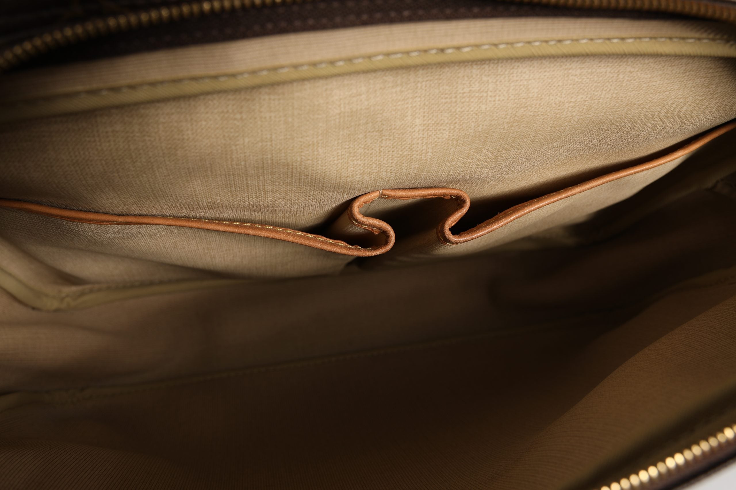 Sac reporter Louis Vuitton Monogram Reporter GM en cuir avec motif Monogram, fermeture métallique et bandoulière ajustable.