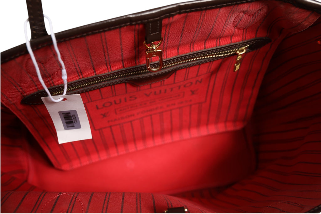 Sac Louis Vuitton Neverfull MM Damier Ebene avec bandoulière en cuir et intérieur spacieux, motif damier brun et beige.