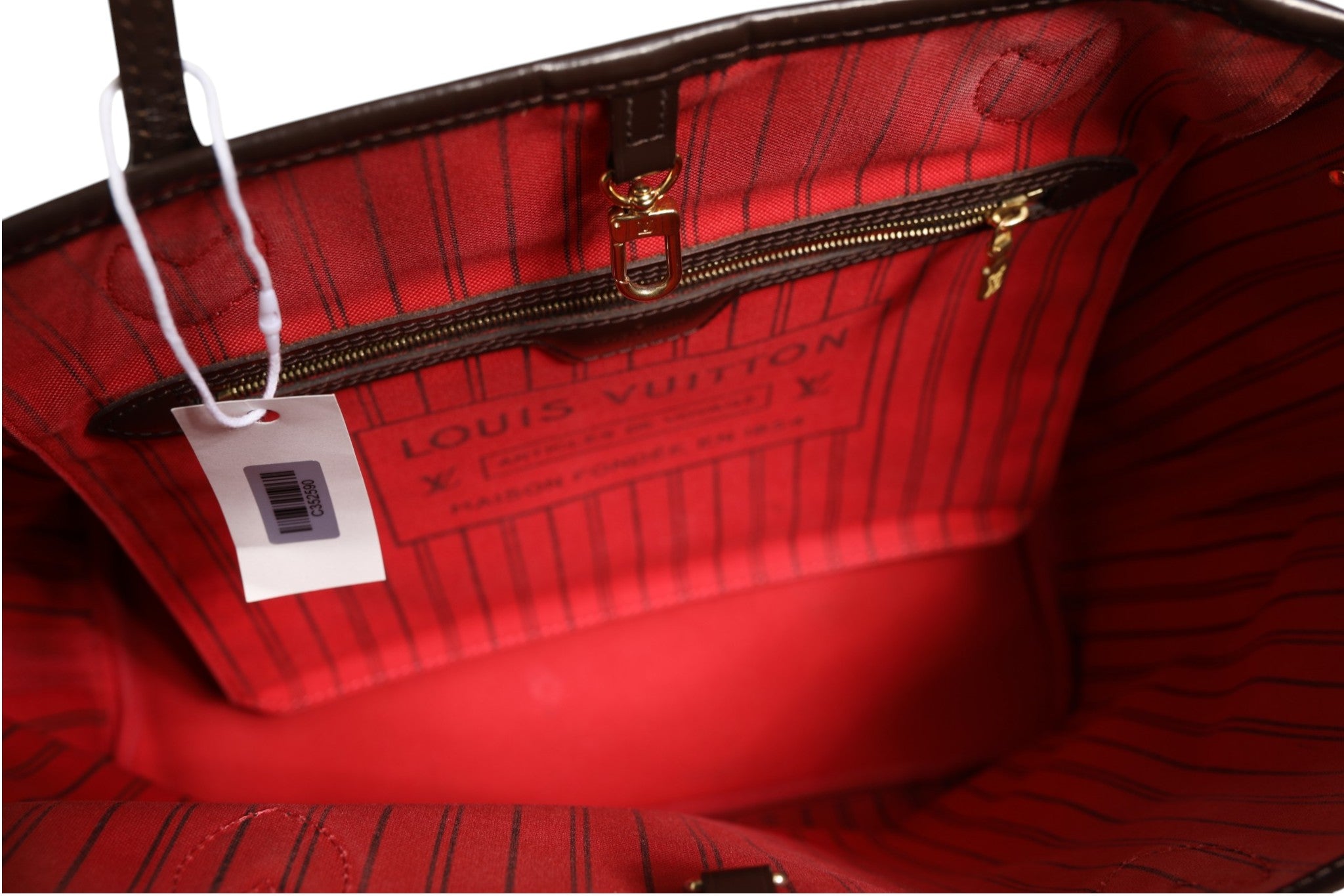 Sac Louis Vuitton Neverfull MM Damier Ebene avec bandoulière en cuir et intérieur spacieux, motif damier brun et beige.