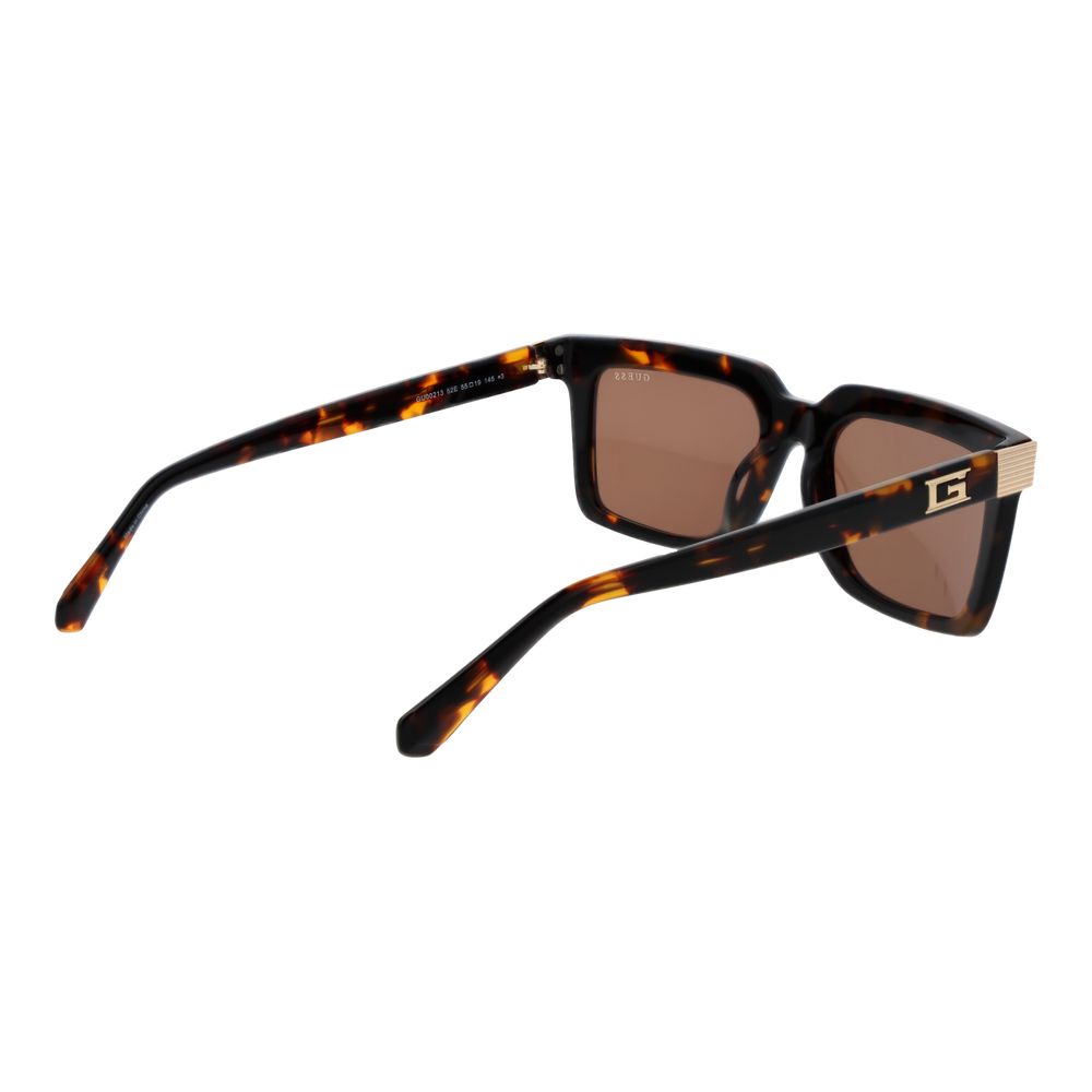 Lunettes de soleil Guess en acétate marron avec monture élégante et design tendance visible dans l'image.