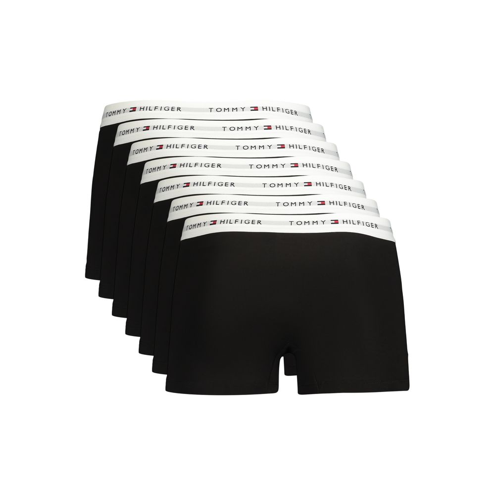 Sous-vêtements pour hommes Tommy Hilfiger en coton noir, coupe confortable et logo emblématique visible.